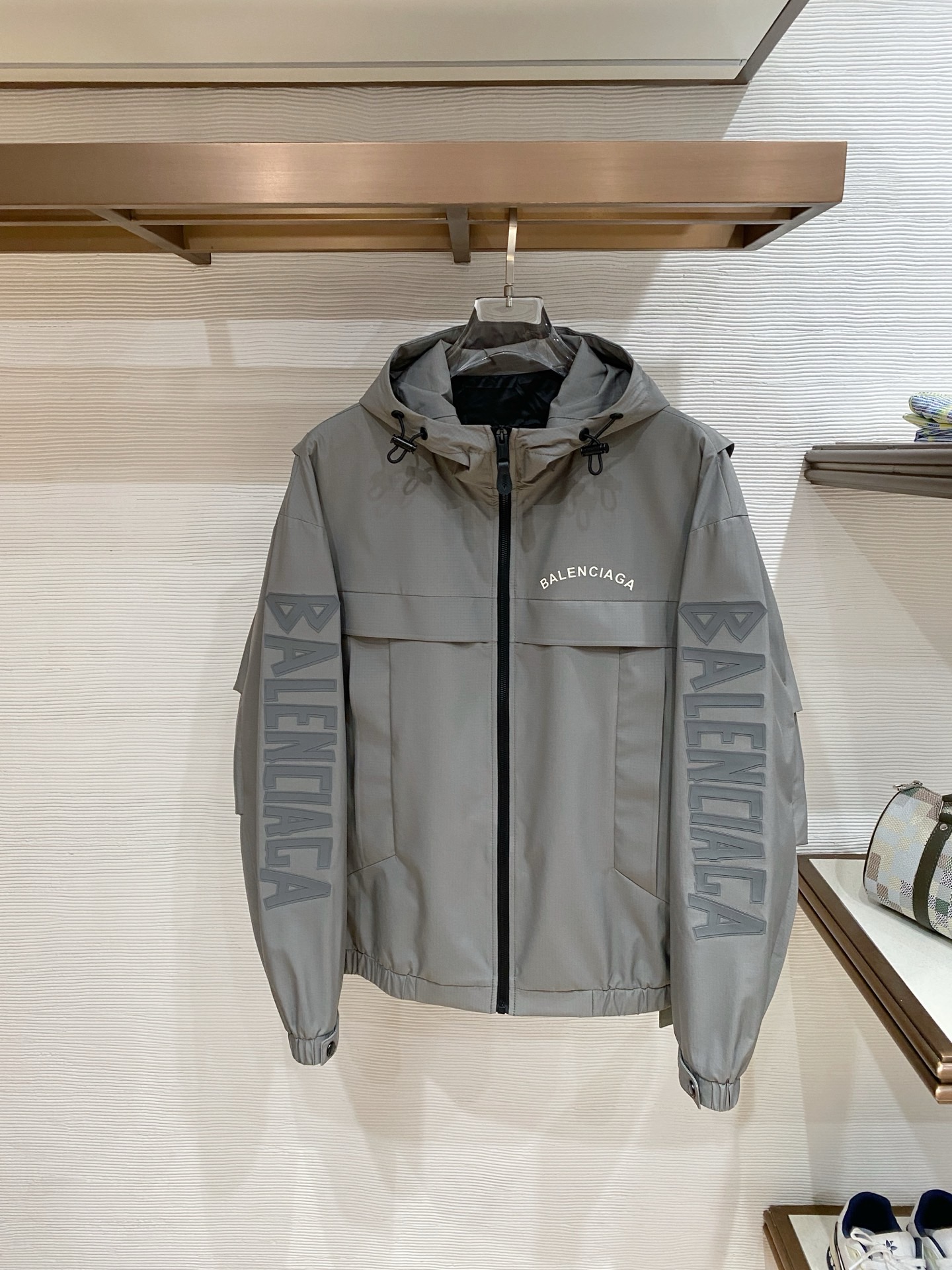 Balenciaga 巴黎世家 2026ss春季新款连帽夹克外套全高端版本！高定专柜面料辅料，透气舒适度