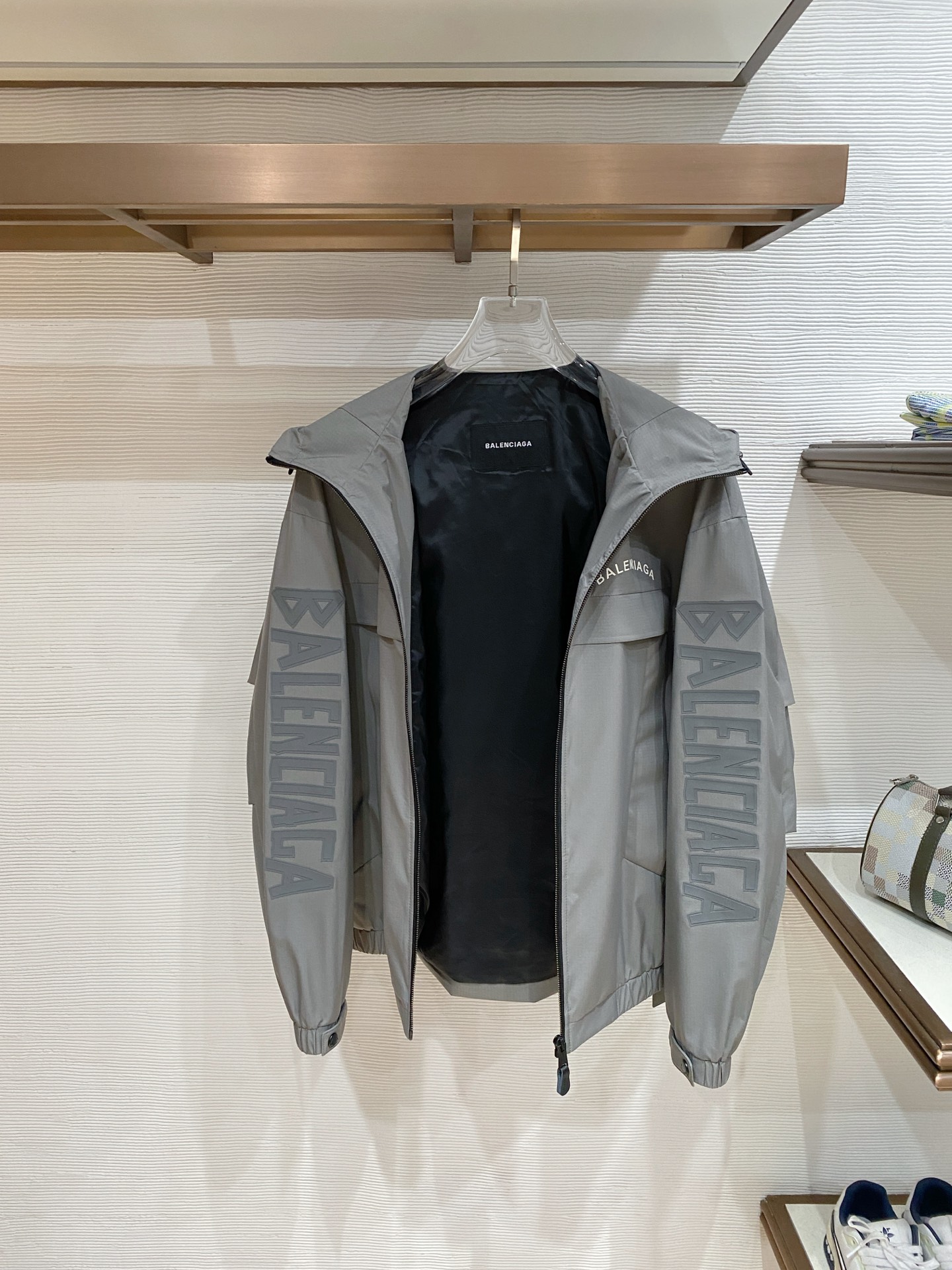 Balenciaga 巴黎世家 2026ss春季新款连帽夹克外套全高端版本！高定专柜面料辅料，透气舒适度