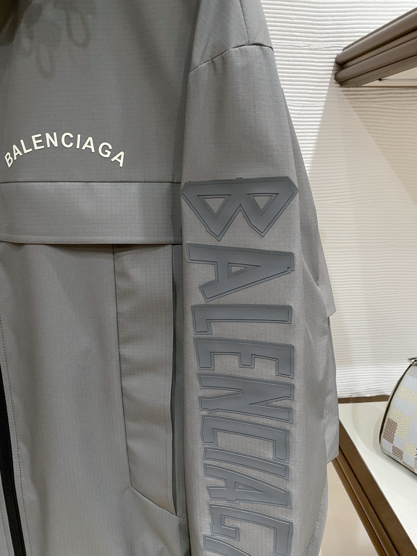 Balenciaga 巴黎世家 2026ss春季新款连帽夹克外套全高端版本！高定专柜面料辅料，透气舒适度