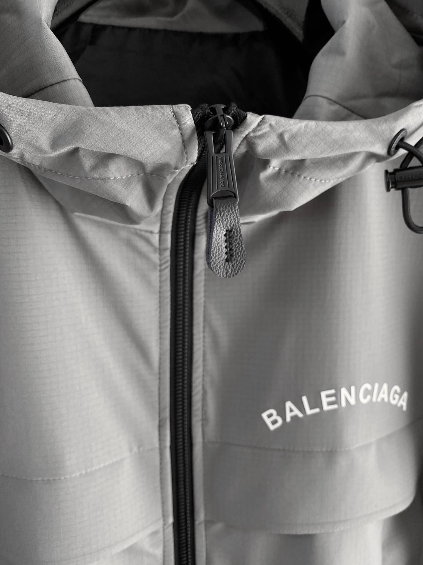 Balenciaga 巴黎世家 2026ss春季新款连帽夹克外套全高端版本！高定专柜面料辅料，透气舒适度