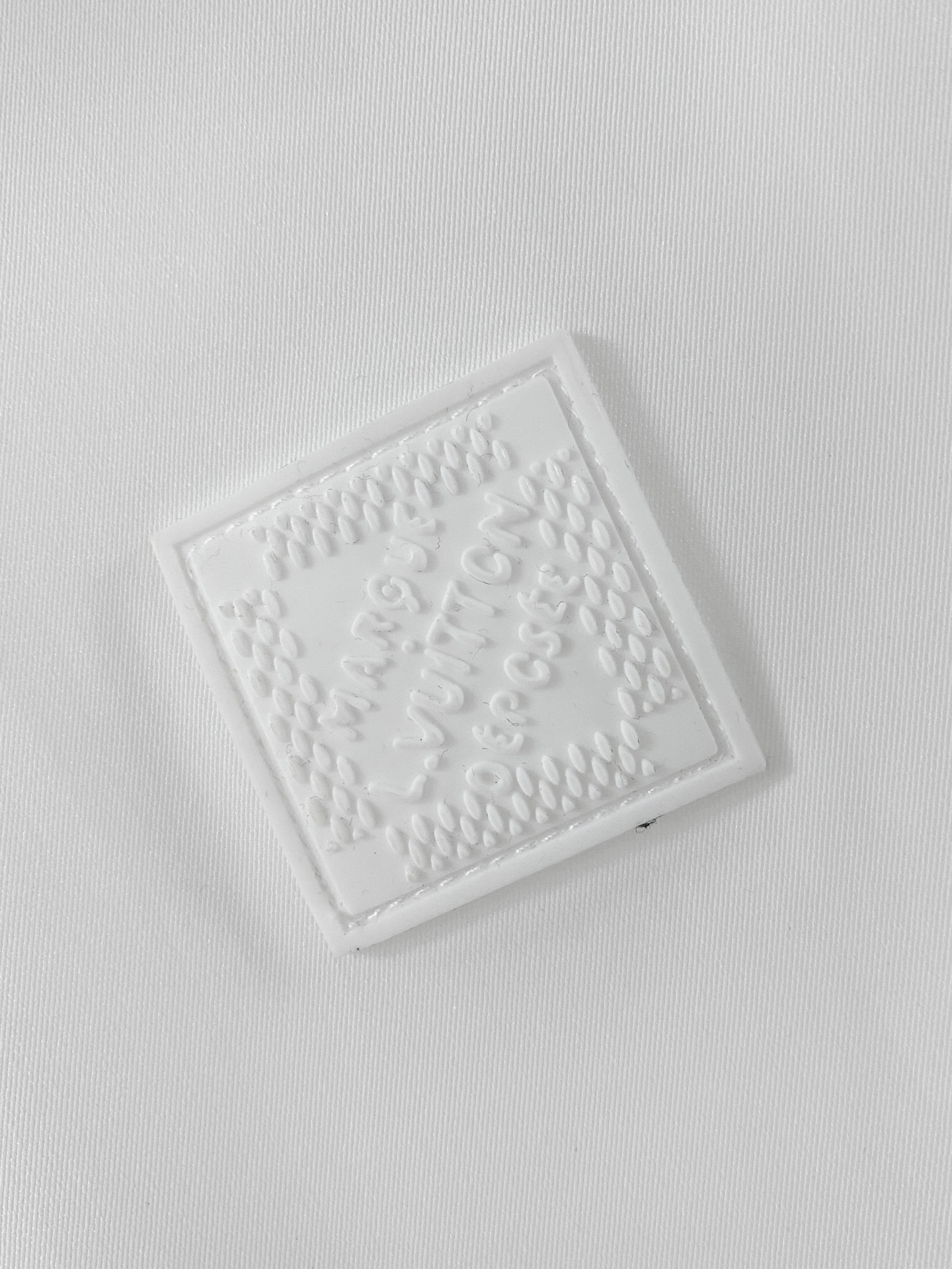 LV 2026ss春季新款连帽夹克外套全高端版本！高定专柜面料辅料，透气舒适度高，细节无可挑剔，做工考究