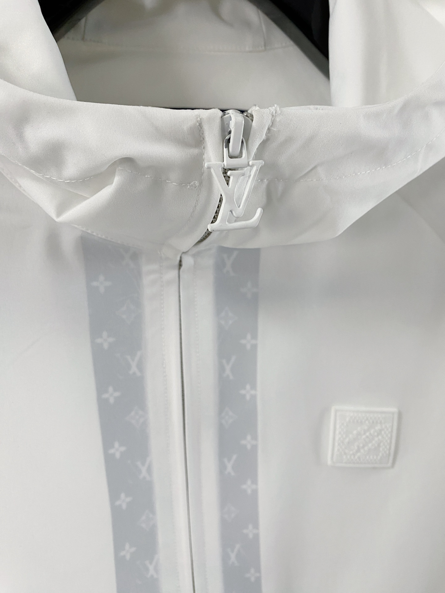 LV 2026ss春季新款连帽夹克外套全高端版本！高定专柜面料辅料，透气舒适度高，细节无可挑剔，做工考究