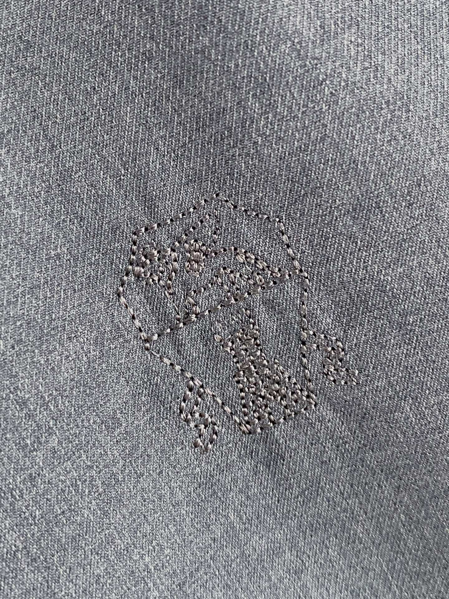 BC 2026SS新款双面穿马甲 ，时尚与功能的完美结合。这款采用高品质面料，一面为经典纯色设计，简约大