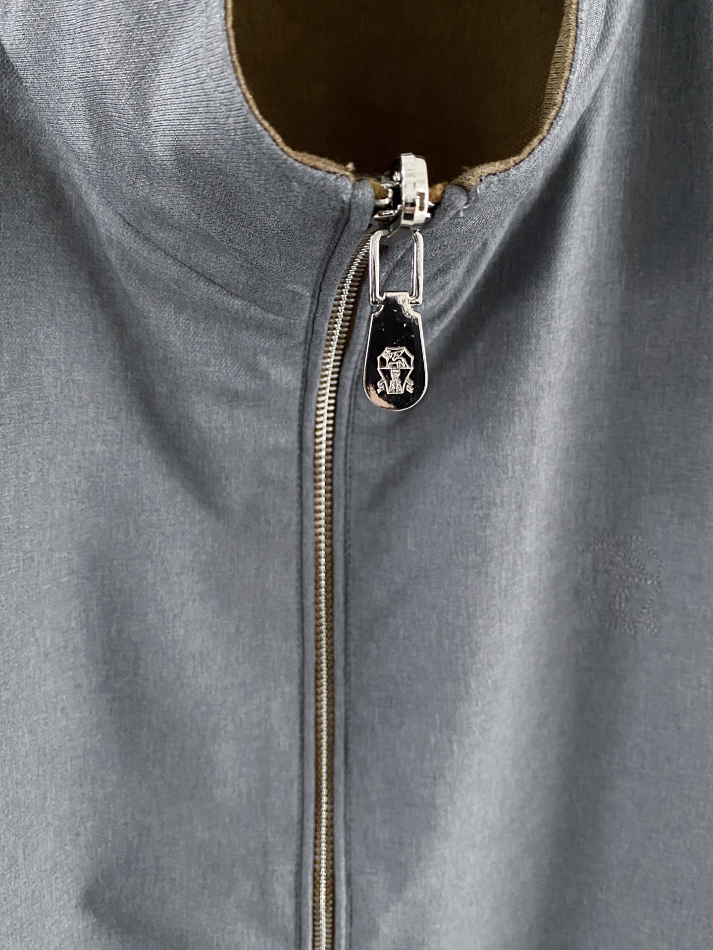 BC 2026SS新款双面穿马甲 ，时尚与功能的完美结合。这款采用高品质面料，一面为经典纯色设计，简约大