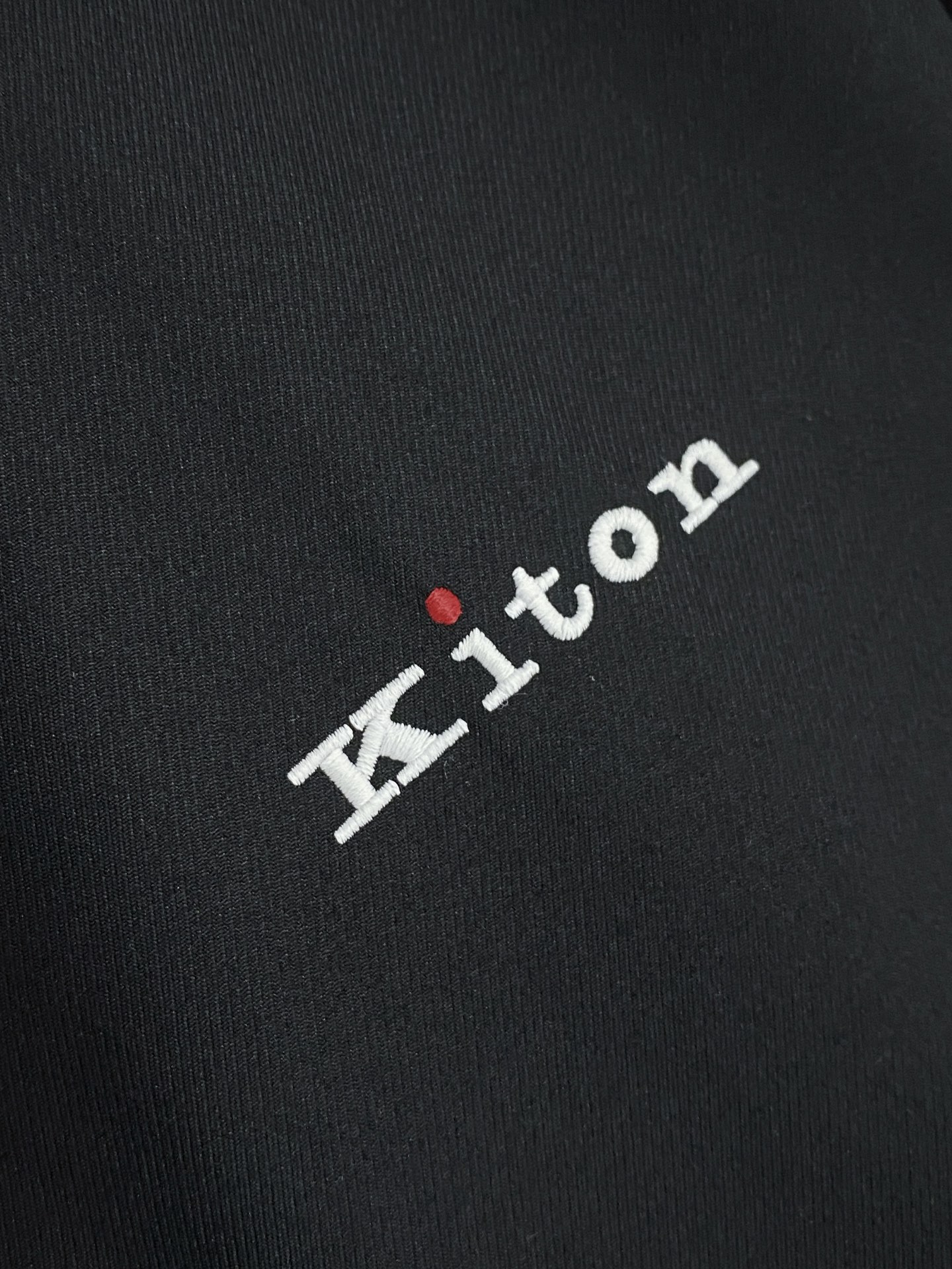 Kiton 2026春季新款拉链连帽夹克外套，时尚与实用兼备！这款拉链连帽一定要瞧瞧！它整体版型简约又不