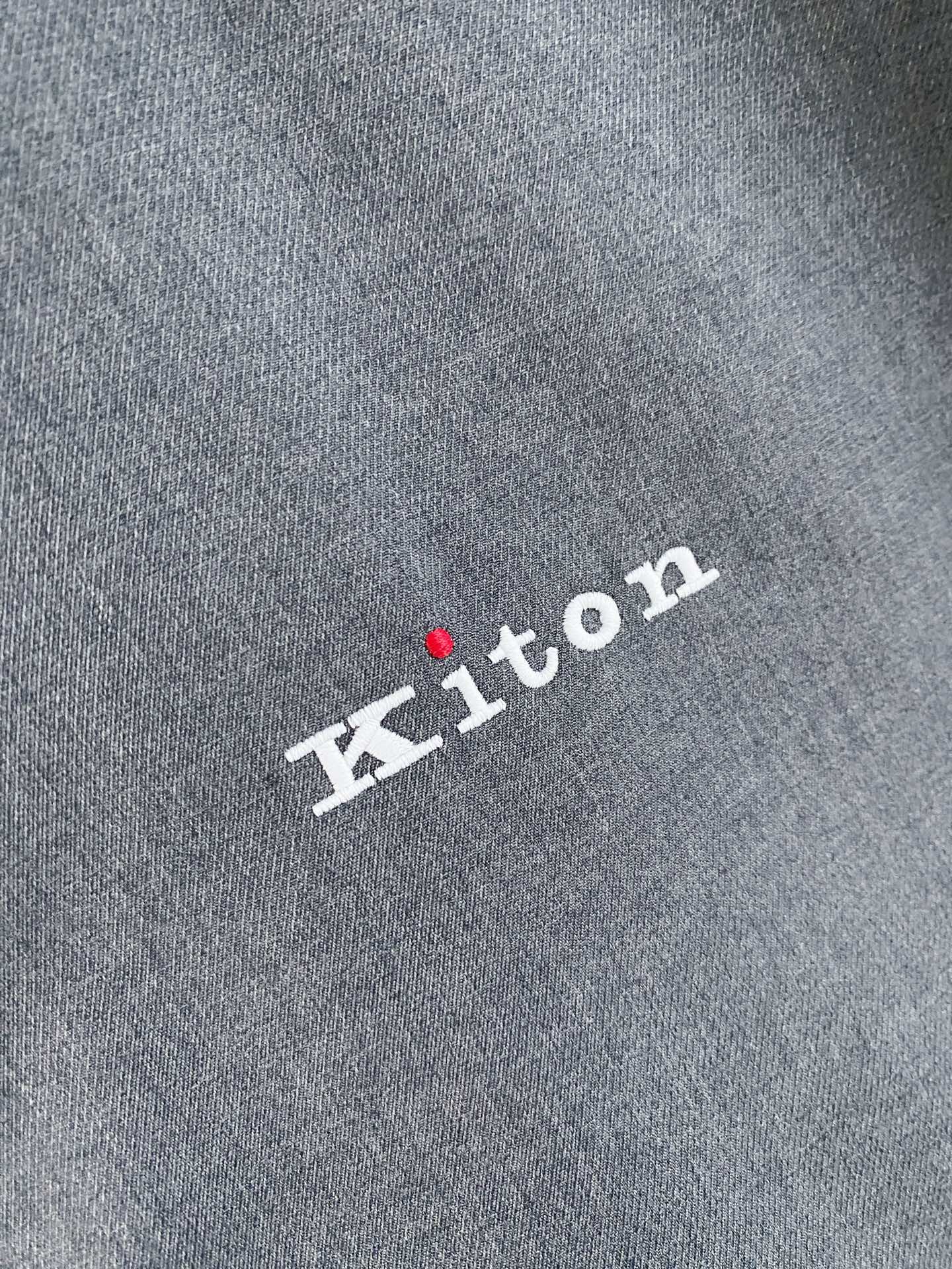 Kiton 2026春季新款拉链连帽夹克外套，时尚与实用兼备！这款拉链连帽一定要瞧瞧！它整体版型简约又不