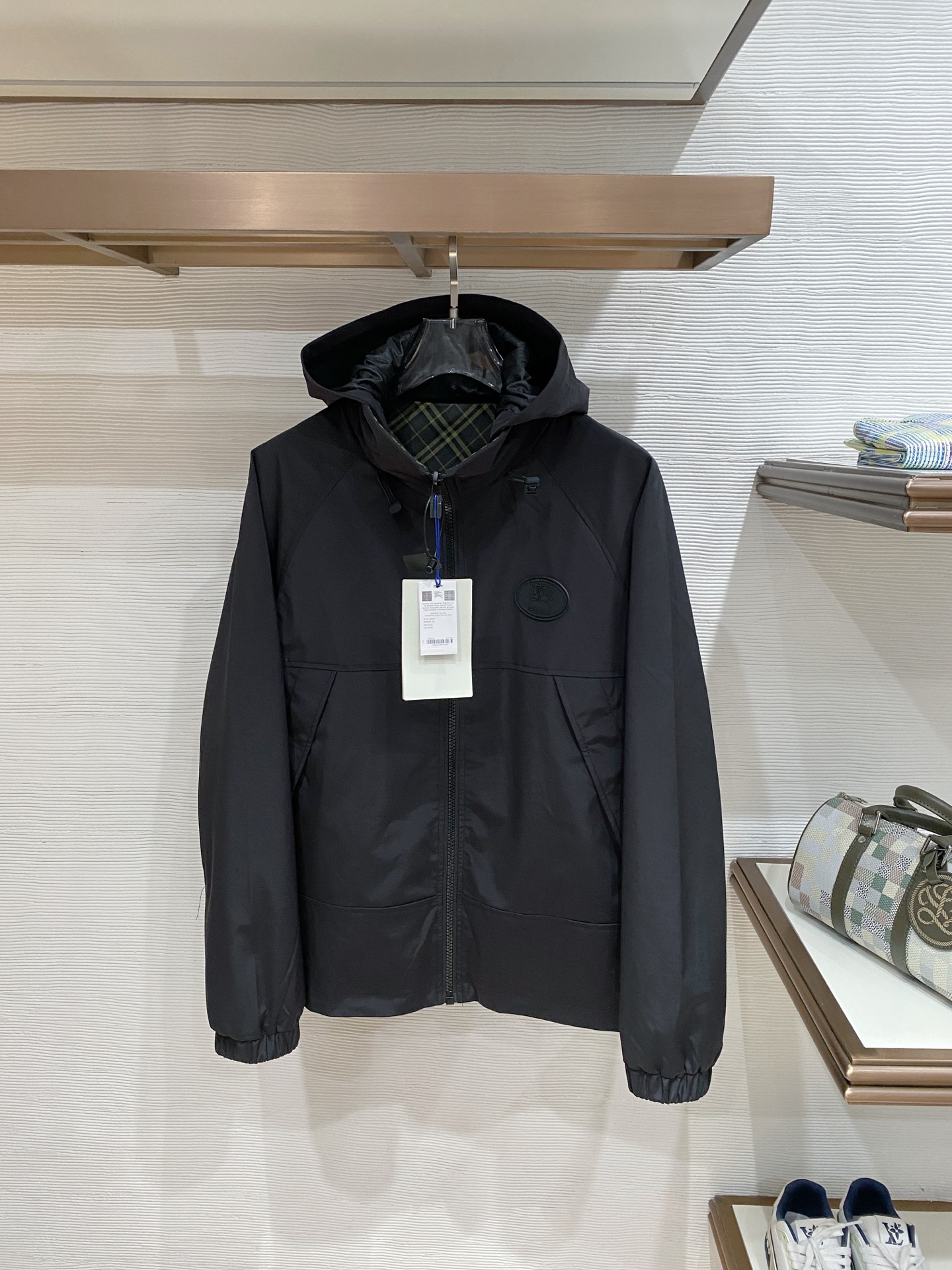 Burberry 巴宝莉 双面休闲时尚夹克，一衣两穿尽显魅力在时尚的舞台上，一件双面休闲时尚夹克无疑是男