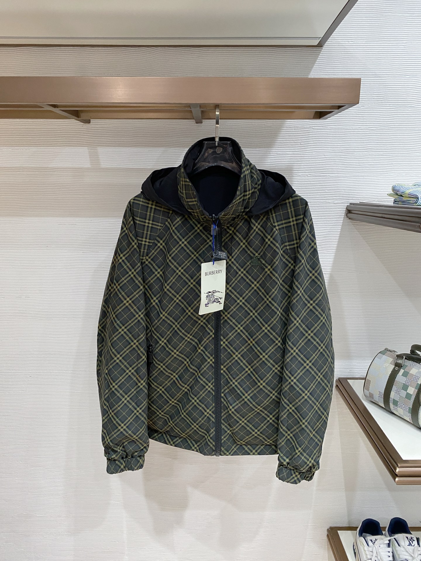 Burberry 巴宝莉 双面休闲时尚夹克，一衣两穿尽显魅力在时尚的舞台上，一件双面休闲时尚夹克无疑是男