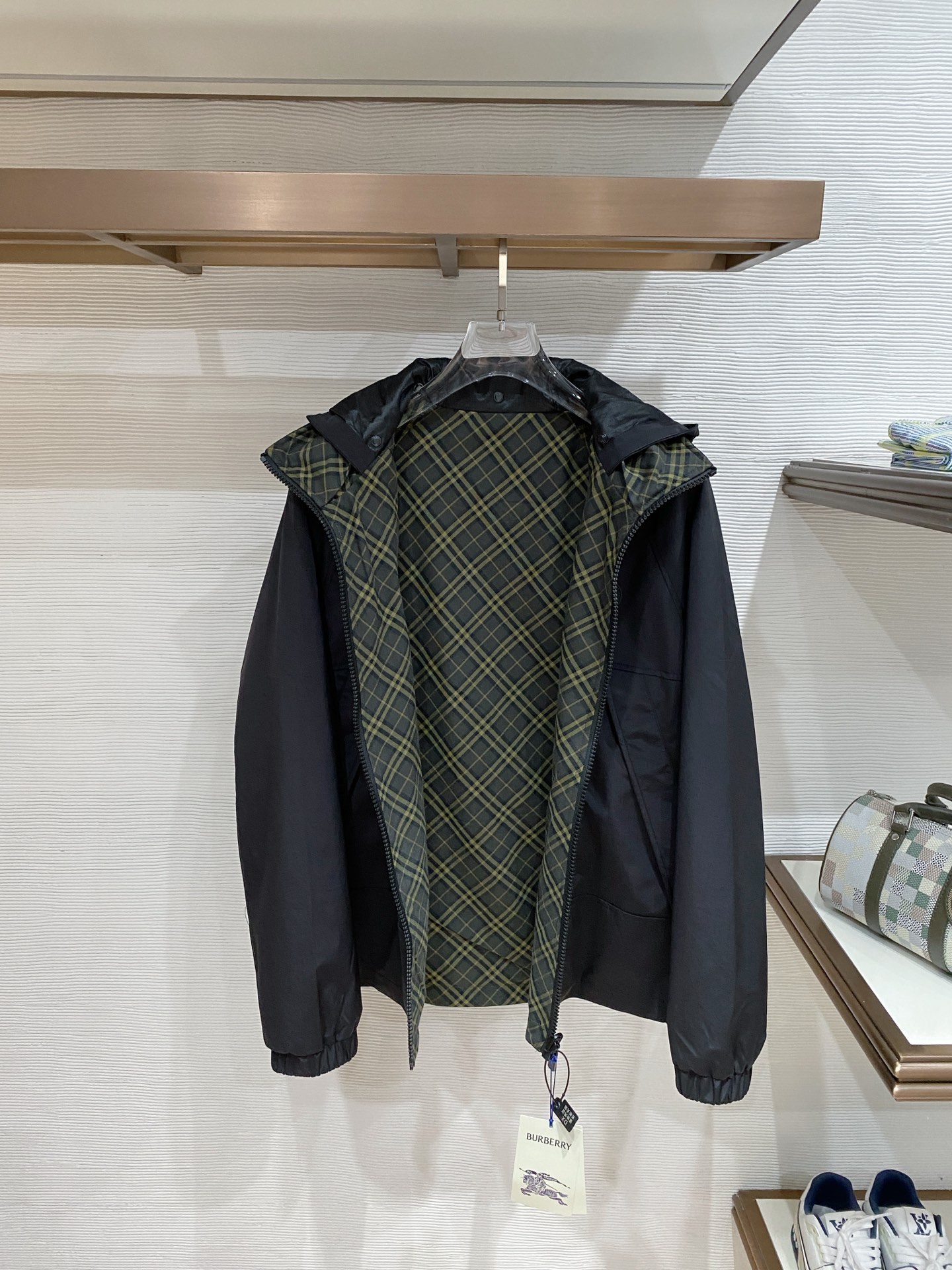 Burberry 巴宝莉 双面休闲时尚夹克，一衣两穿尽显魅力在时尚的舞台上，一件双面休闲时尚夹克无疑是男