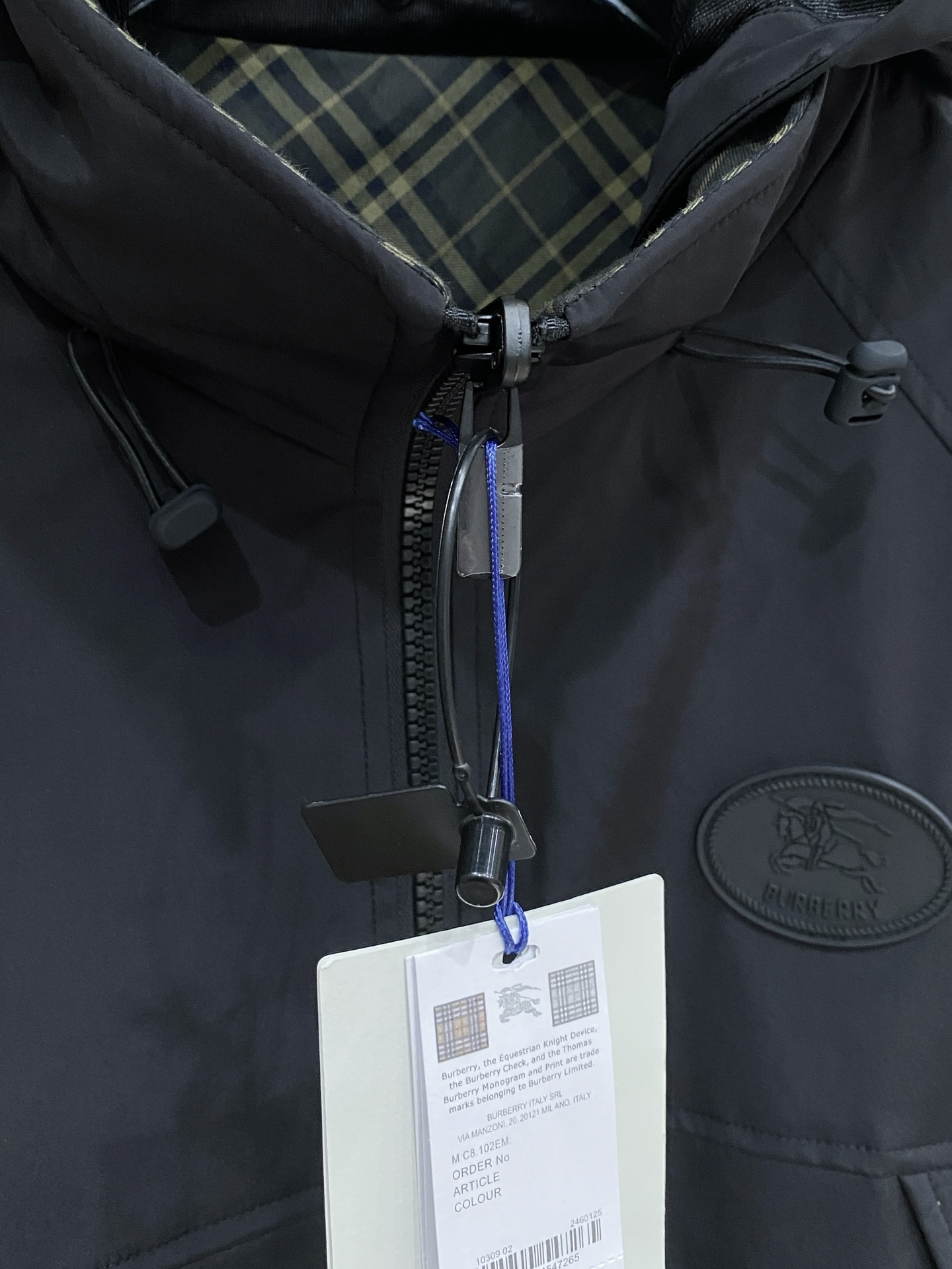 Burberry 巴宝莉 双面休闲时尚夹克，一衣两穿尽显魅力在时尚的舞台上，一件双面休闲时尚夹克无疑是男