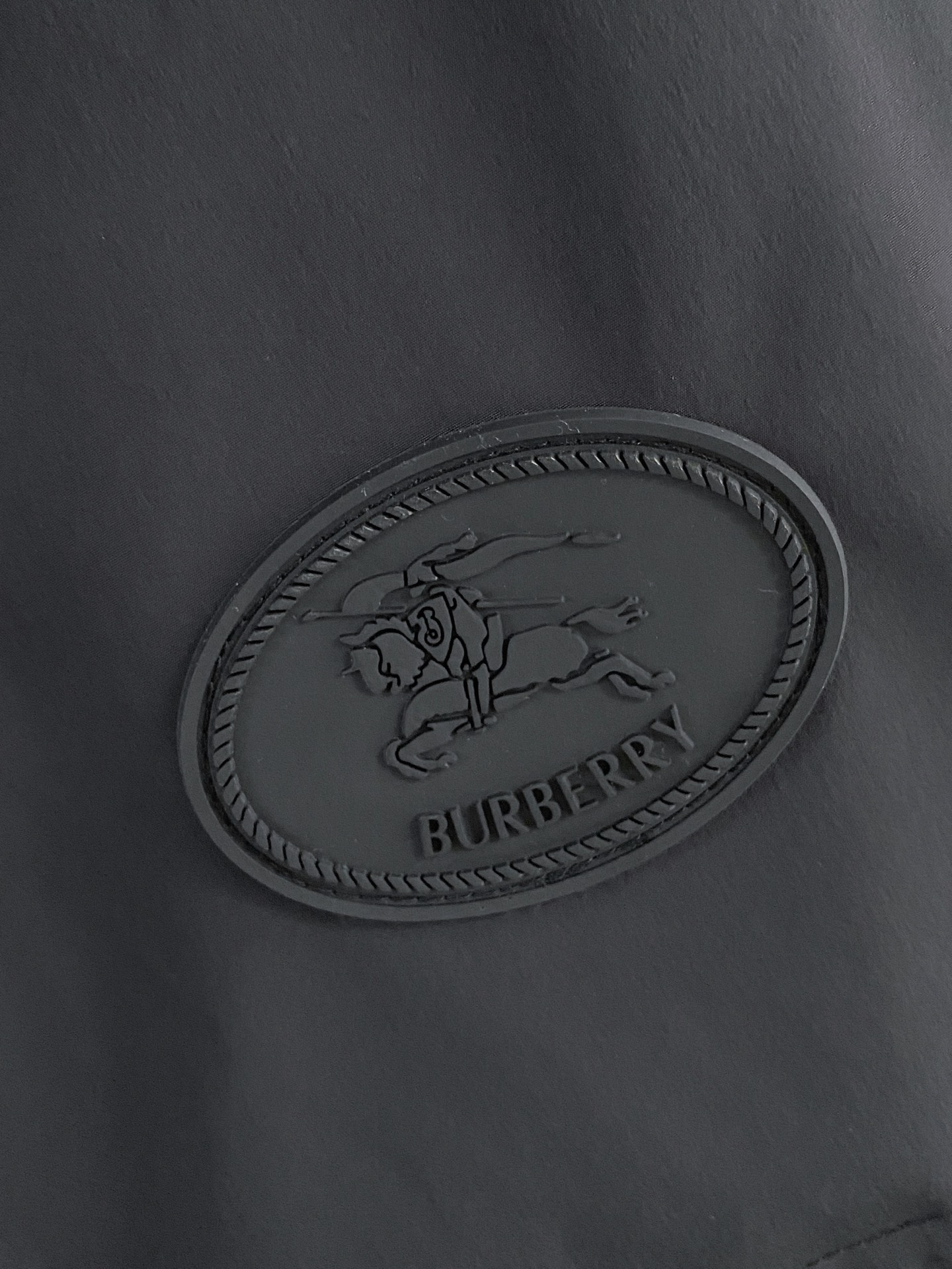 Burberry 巴宝莉 双面休闲时尚夹克，一衣两穿尽显魅力在时尚的舞台上，一件双面休闲时尚夹克无疑是男