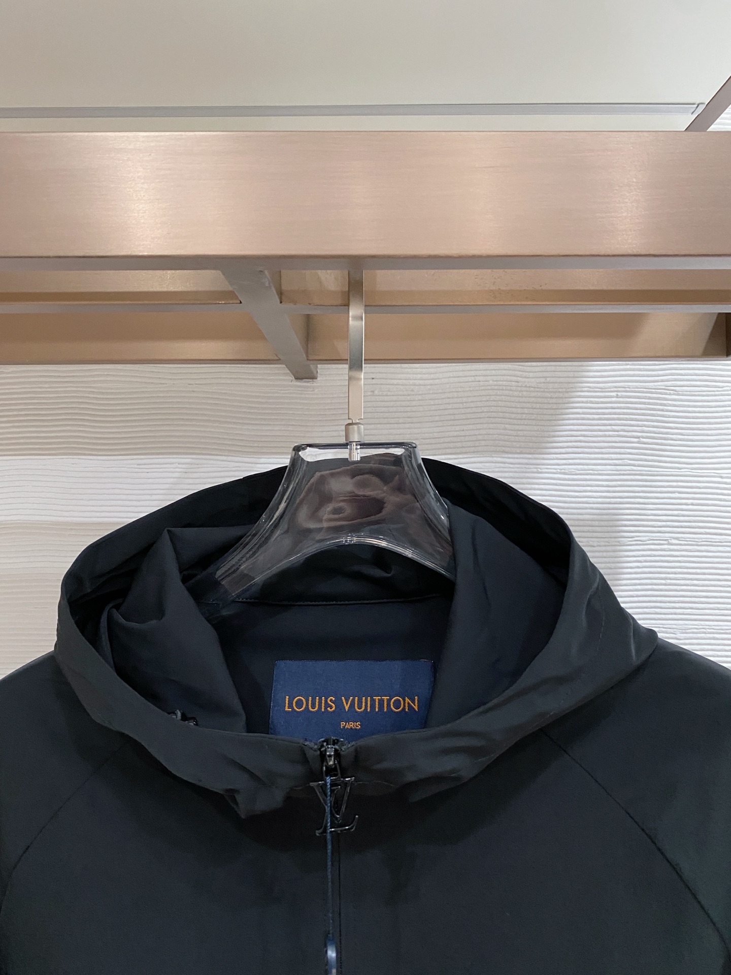 LV 2026ss春季新款连帽夹克外套全高端版本！高定专柜面料辅料，透气舒适度高，细节无可挑剔，做工考究