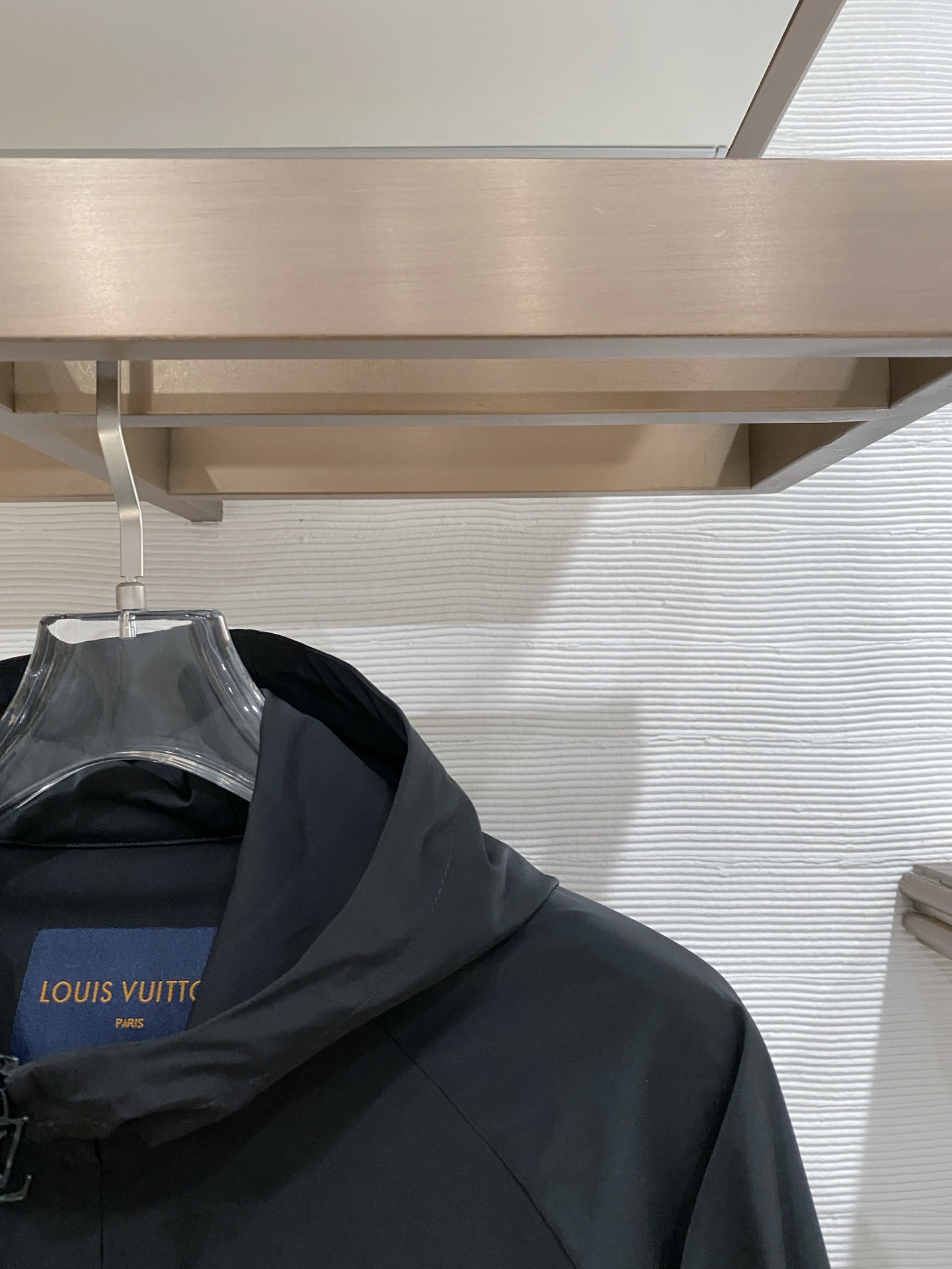 LV 2026ss春季新款连帽夹克外套全高端版本！高定专柜面料辅料，透气舒适度高，细节无可挑剔，做工考究