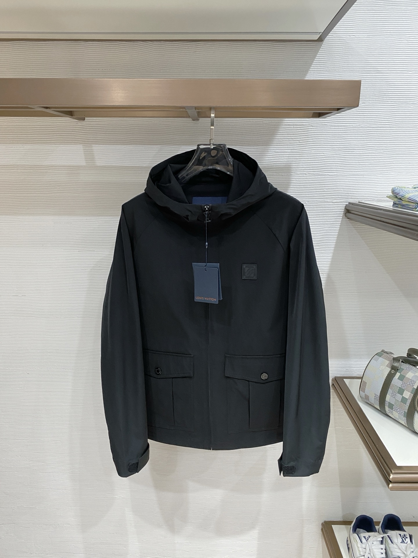 LV 2026ss春季新款连帽夹克外套全高端版本！高定专柜面料辅料，透气舒适度高，细节无可挑剔，做工考究