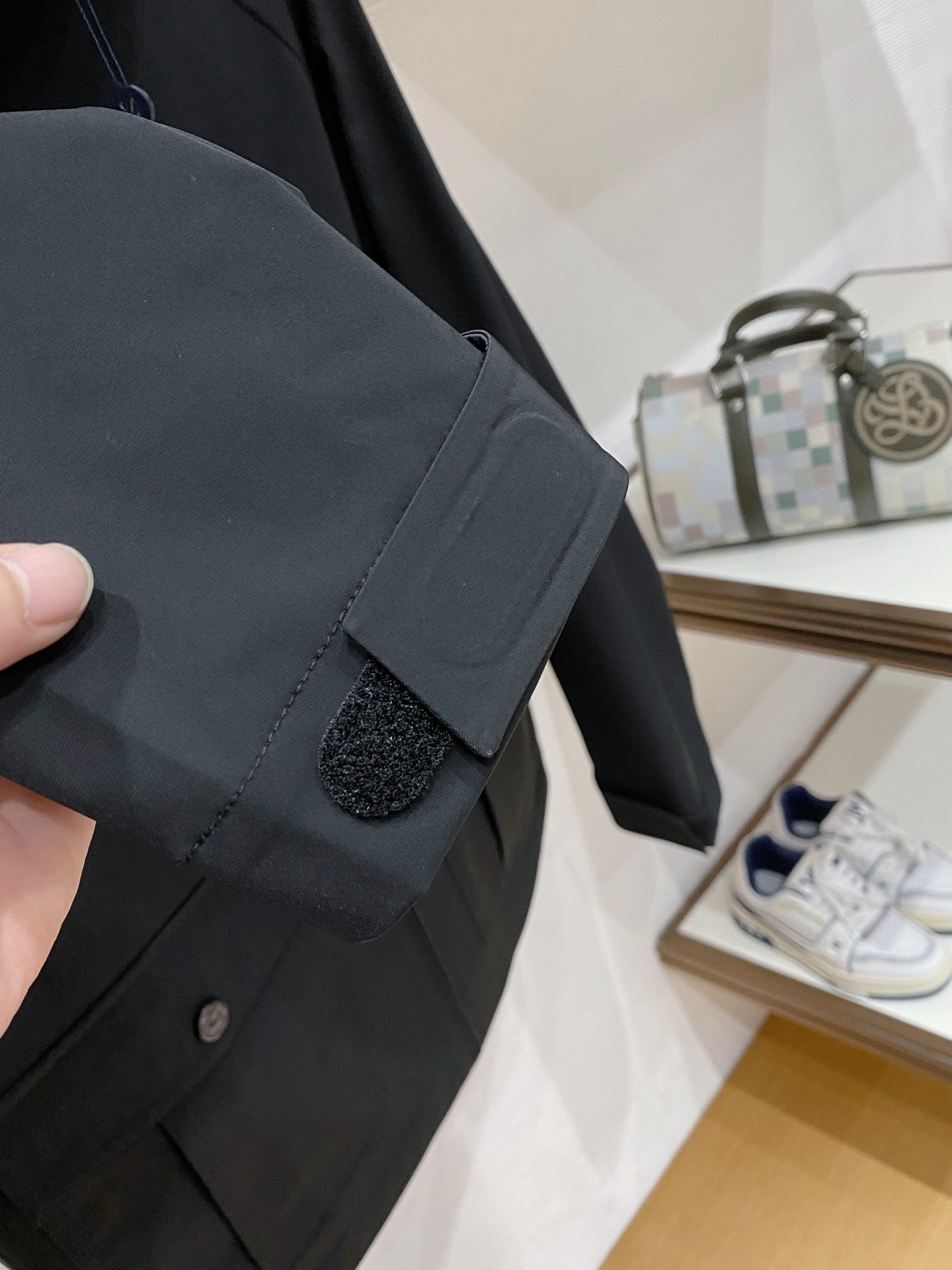 LV 2026ss春季新款连帽夹克外套全高端版本！高定专柜面料辅料，透气舒适度高，细节无可挑剔，做工考究