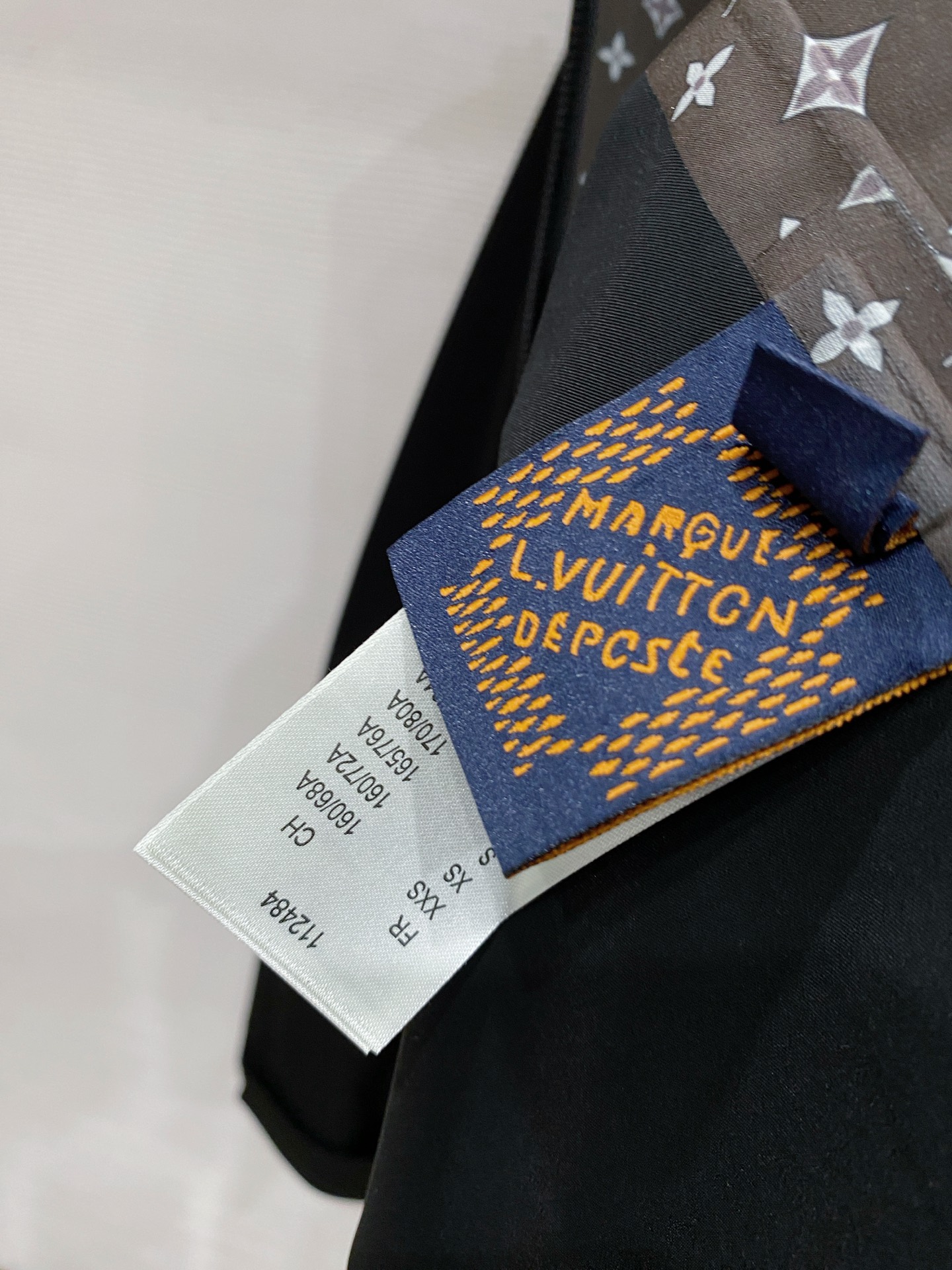 LV 2026ss春季新款连帽夹克外套全高端版本！高定专柜面料辅料，透气舒适度高，细节无可挑剔，做工考究