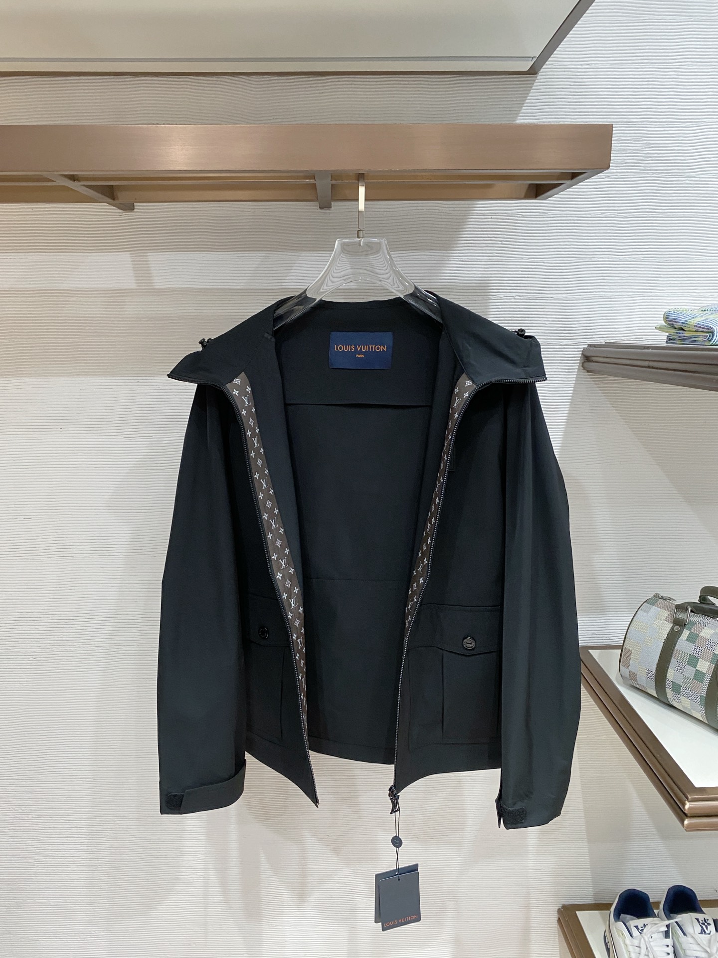 LV 2026ss春季新款连帽夹克外套全高端版本！高定专柜面料辅料，透气舒适度高，细节无可挑剔，做工考究