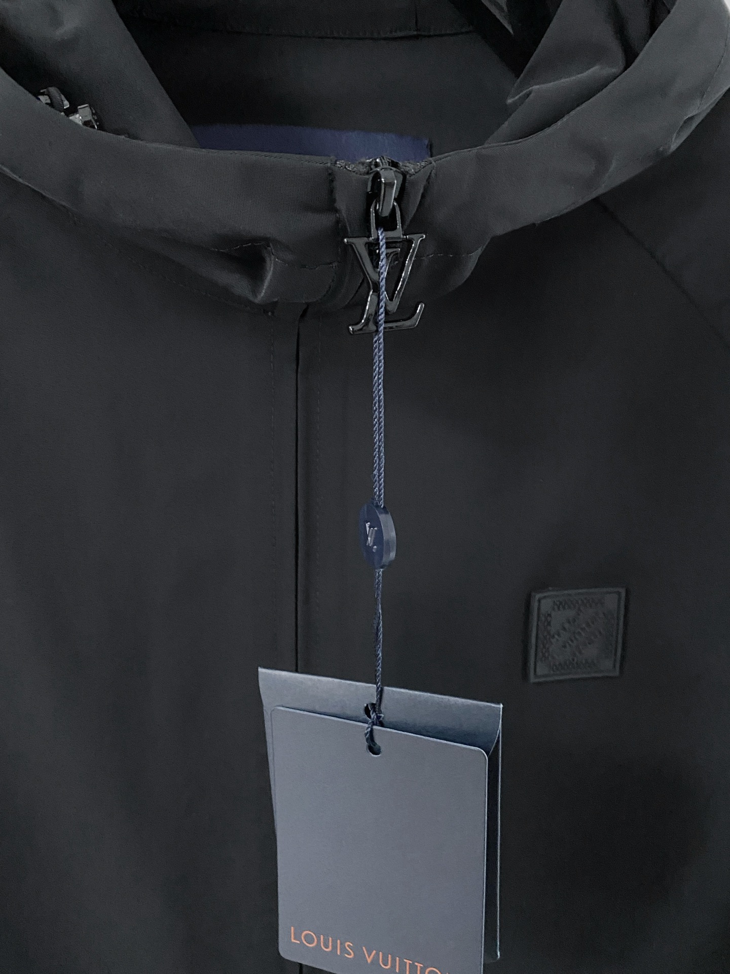 LV 2026ss春季新款连帽夹克外套全高端版本！高定专柜面料辅料，透气舒适度高，细节无可挑剔，做工考究