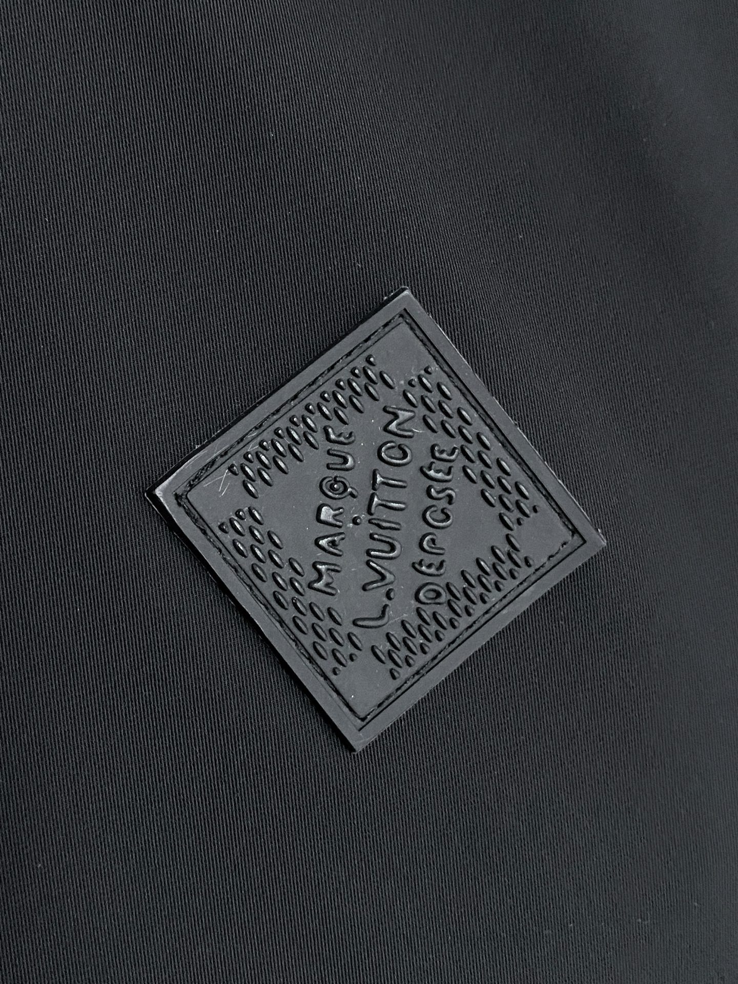 LV 2026ss春季新款连帽夹克外套全高端版本！高定专柜面料辅料，透气舒适度高，细节无可挑剔，做工考究