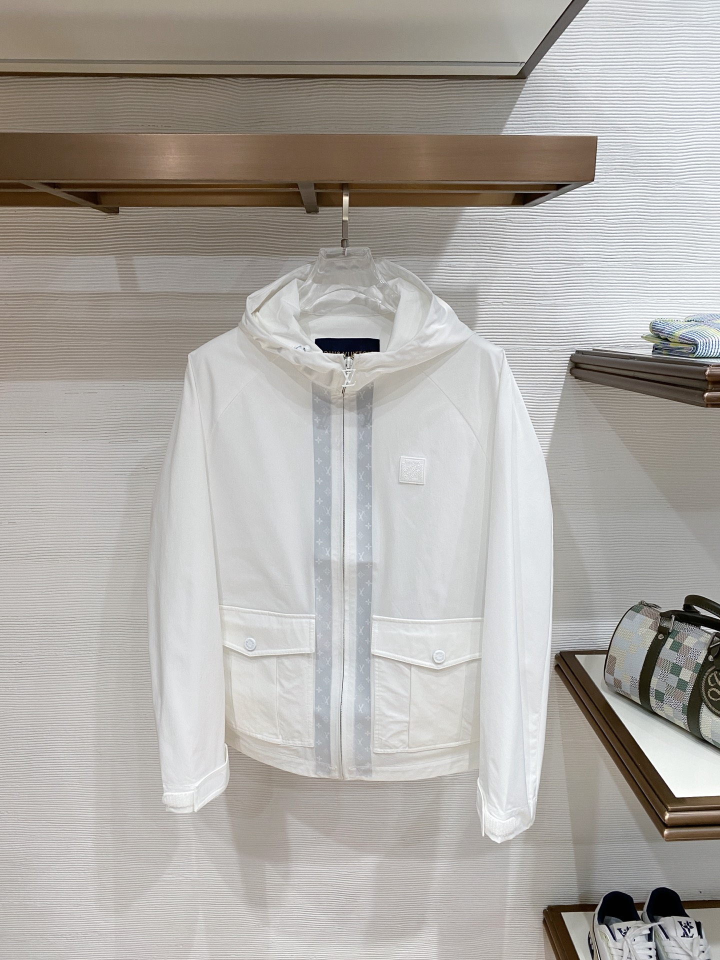 LV 2026ss春季新款连帽夹克外套全高端版本！高定专柜面料辅料，透气舒适度高，细节无可挑剔，做工考究