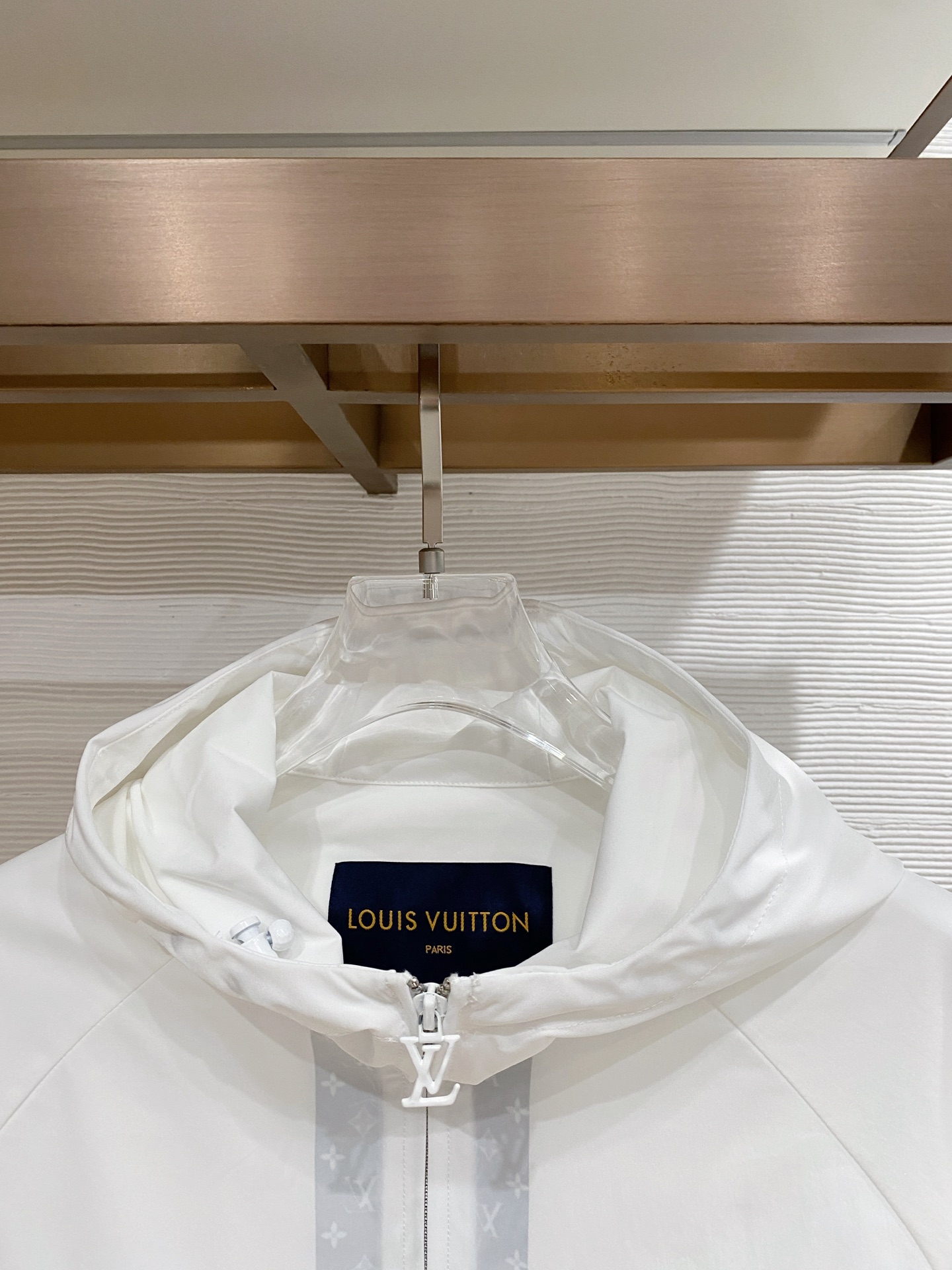 LV 2026ss春季新款连帽夹克外套全高端版本！高定专柜面料辅料，透气舒适度高，细节无可挑剔，做工考究