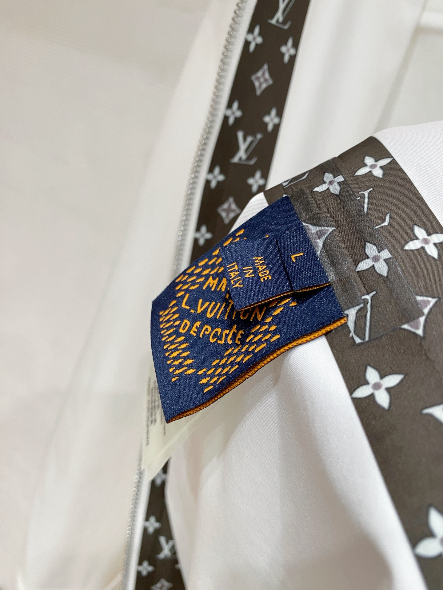 LV 2026ss春季新款连帽夹克外套全高端版本！高定专柜面料辅料，透气舒适度高，细节无可挑剔，做工考究