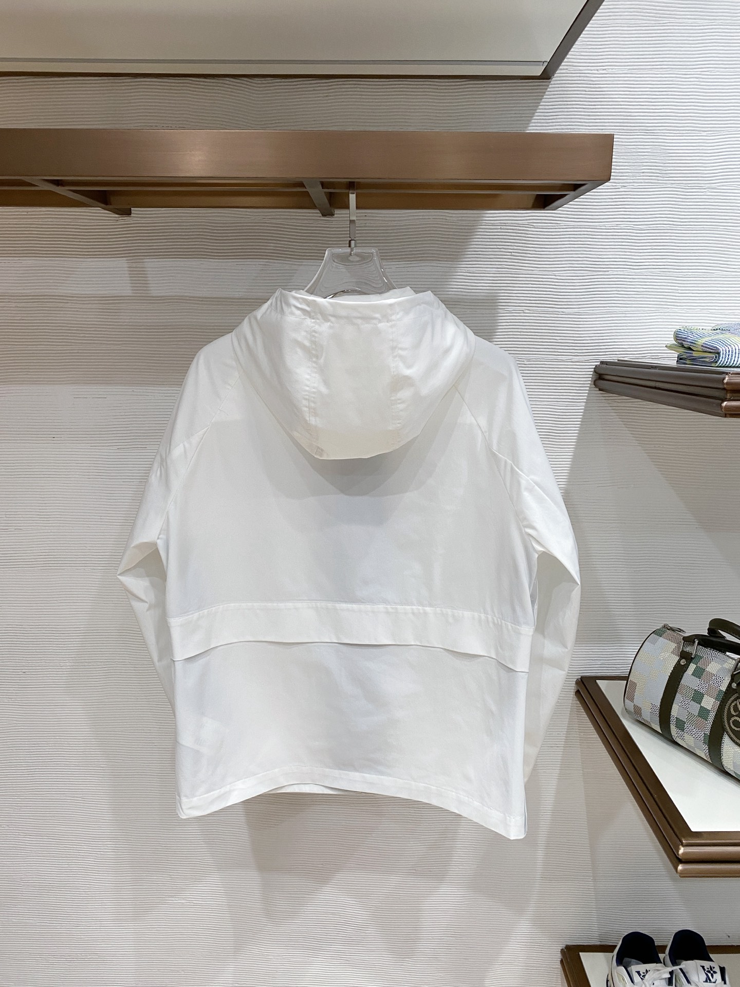 LV 2026ss春季新款连帽夹克外套全高端版本！高定专柜面料辅料，透气舒适度高，细节无可挑剔，做工考究