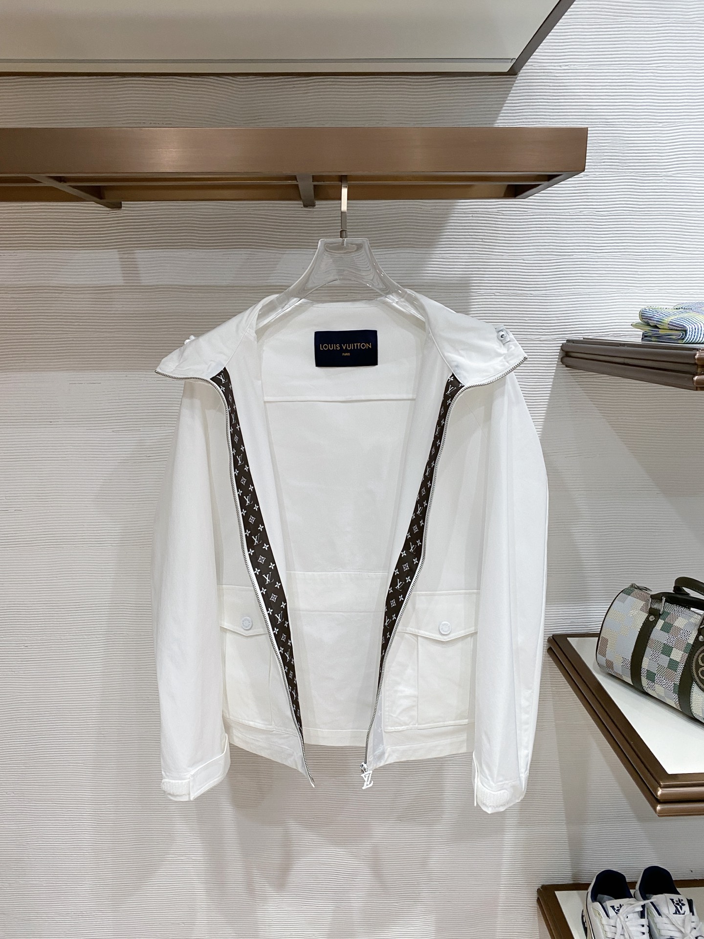 LV 2026ss春季新款连帽夹克外套全高端版本！高定专柜面料辅料，透气舒适度高，细节无可挑剔，做工考究