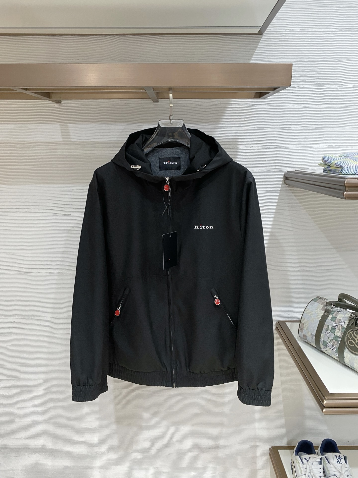 Kiton 2026春季新款拉链连帽夹克外套，时尚与实用兼备！这款拉链连帽一定要瞧瞧！它整体版型简约又不