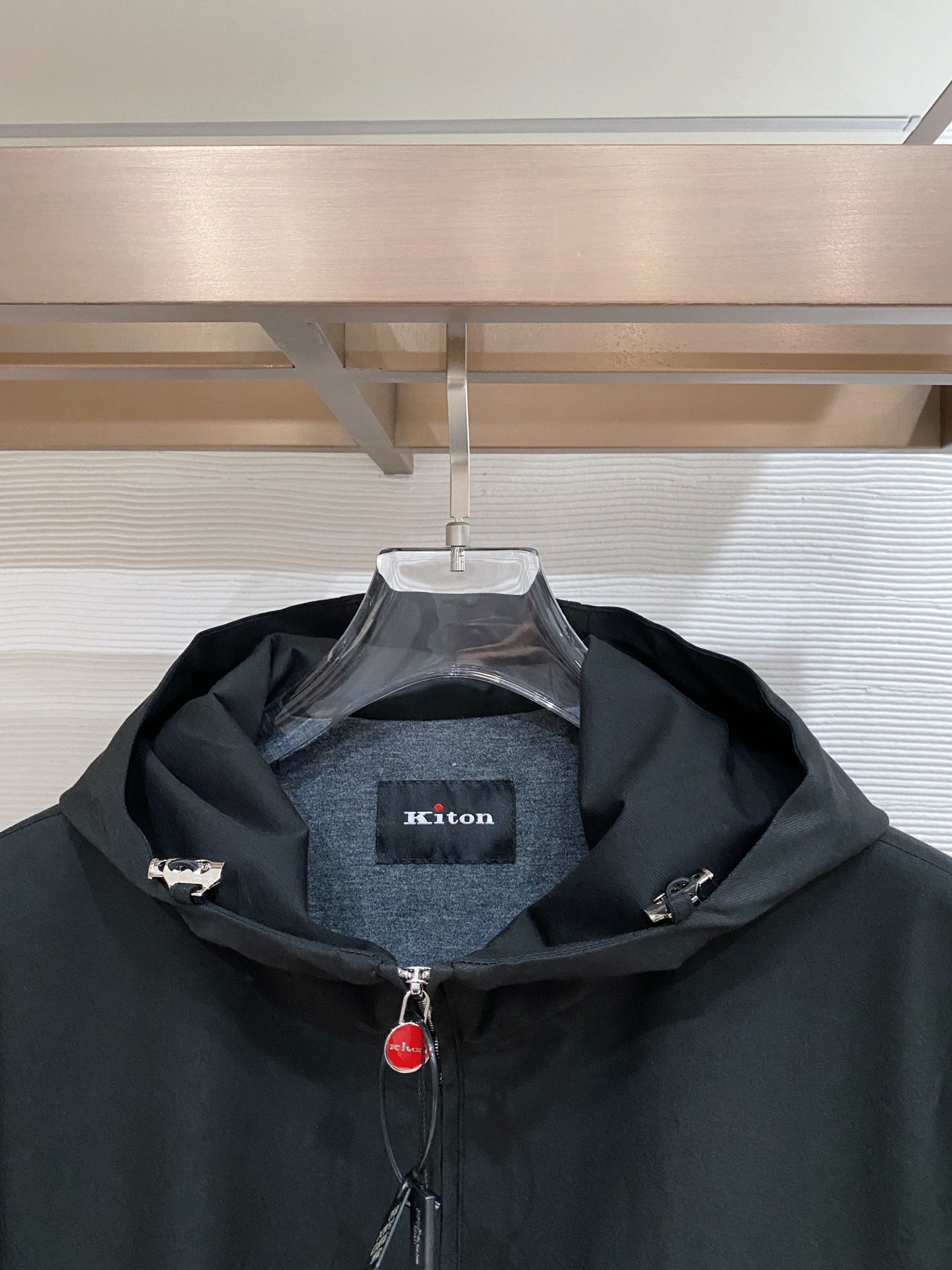 Kiton 2026春季新款拉链连帽夹克外套，时尚与实用兼备！这款拉链连帽一定要瞧瞧！它整体版型简约又不