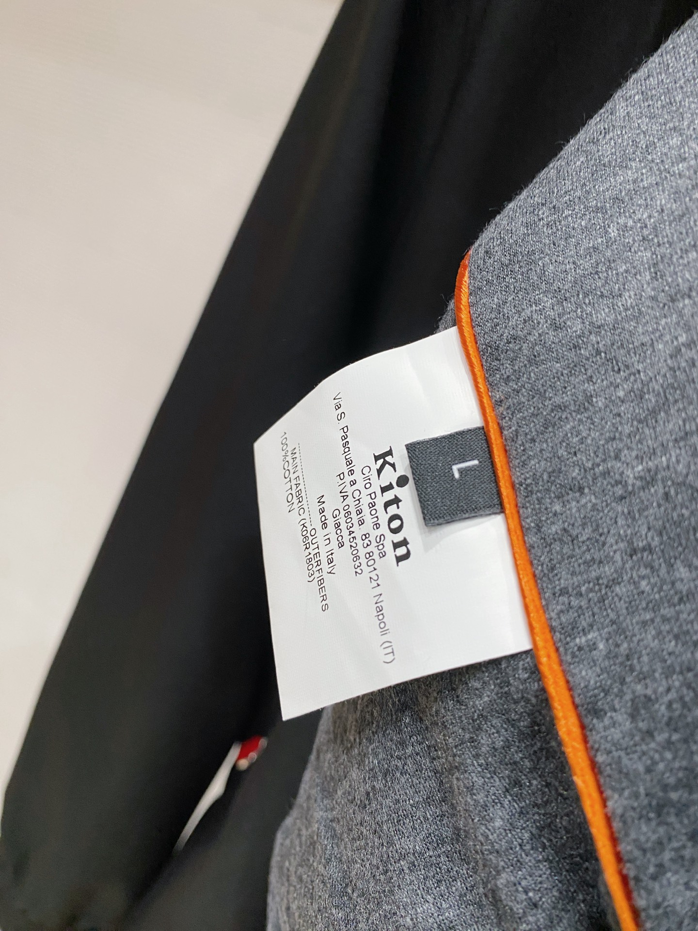 Kiton 2026春季新款拉链连帽夹克外套，时尚与实用兼备！这款拉链连帽一定要瞧瞧！它整体版型简约又不