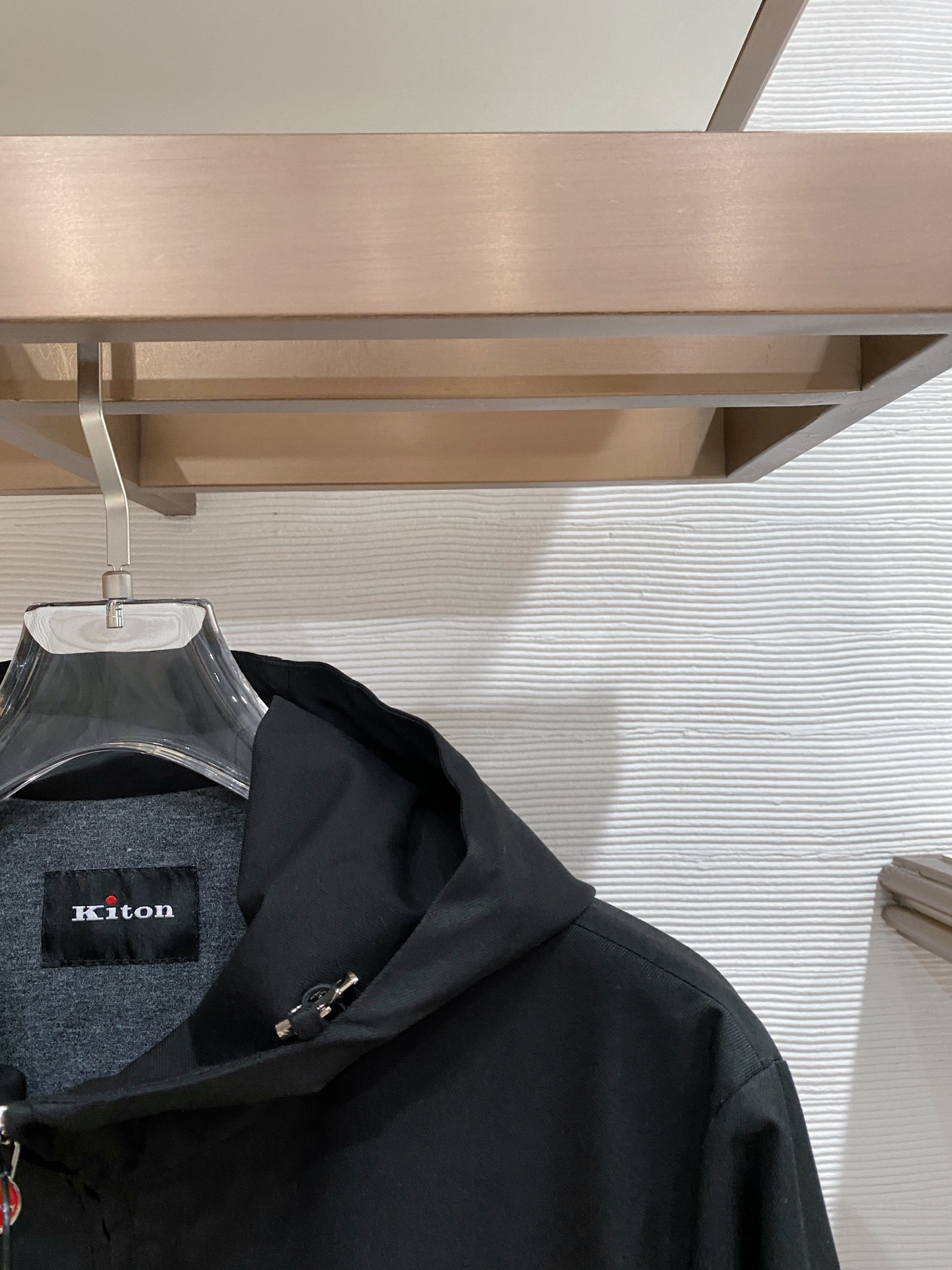 Kiton 2026春季新款拉链连帽夹克外套，时尚与实用兼备！这款拉链连帽一定要瞧瞧！它整体版型简约又不