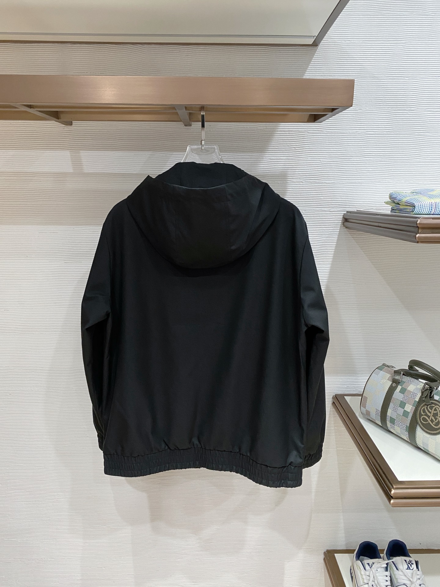 Kiton 2026春季新款拉链连帽夹克外套，时尚与实用兼备！这款拉链连帽一定要瞧瞧！它整体版型简约又不