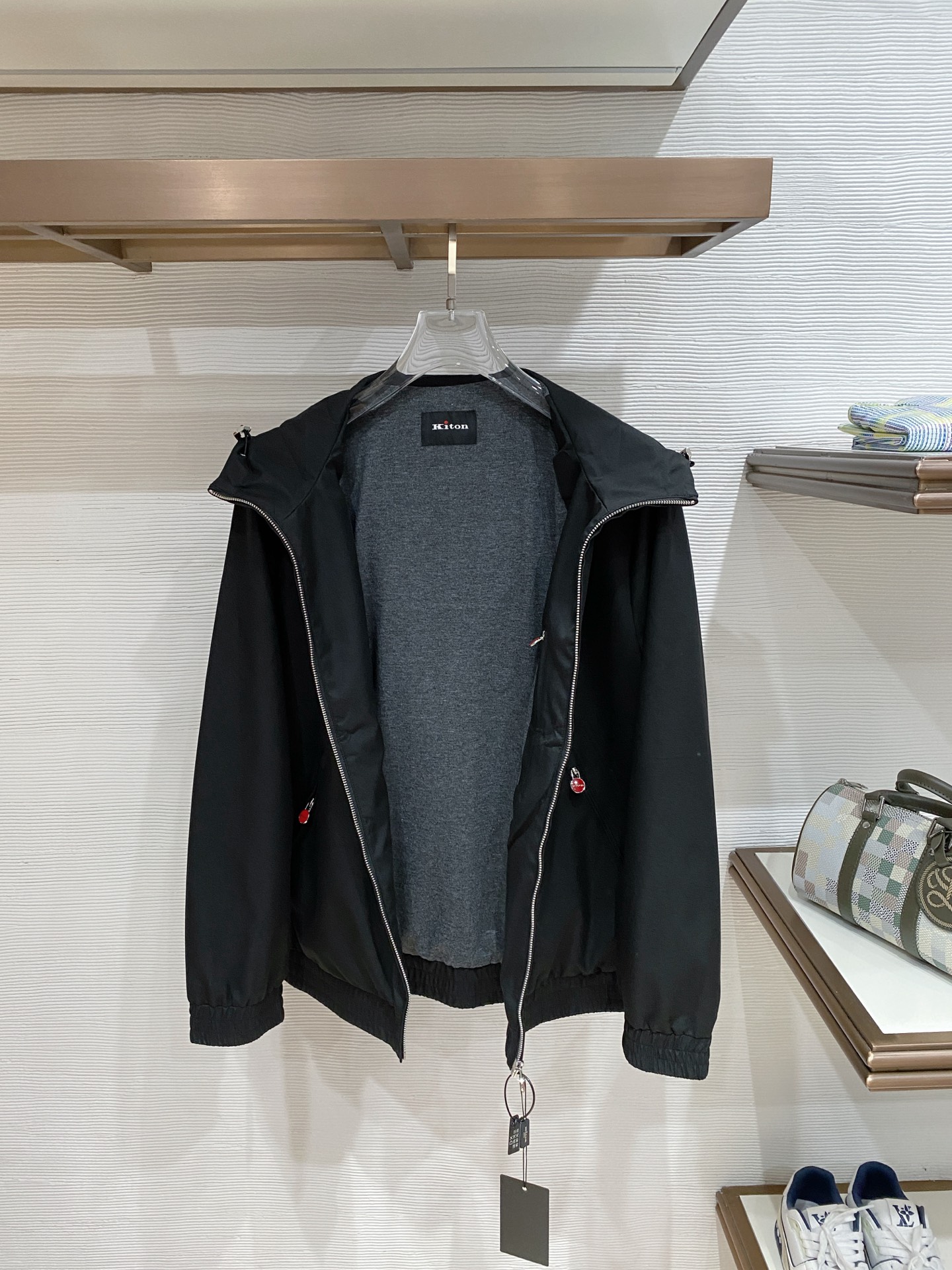 Kiton 2026春季新款拉链连帽夹克外套，时尚与实用兼备！这款拉链连帽一定要瞧瞧！它整体版型简约又不