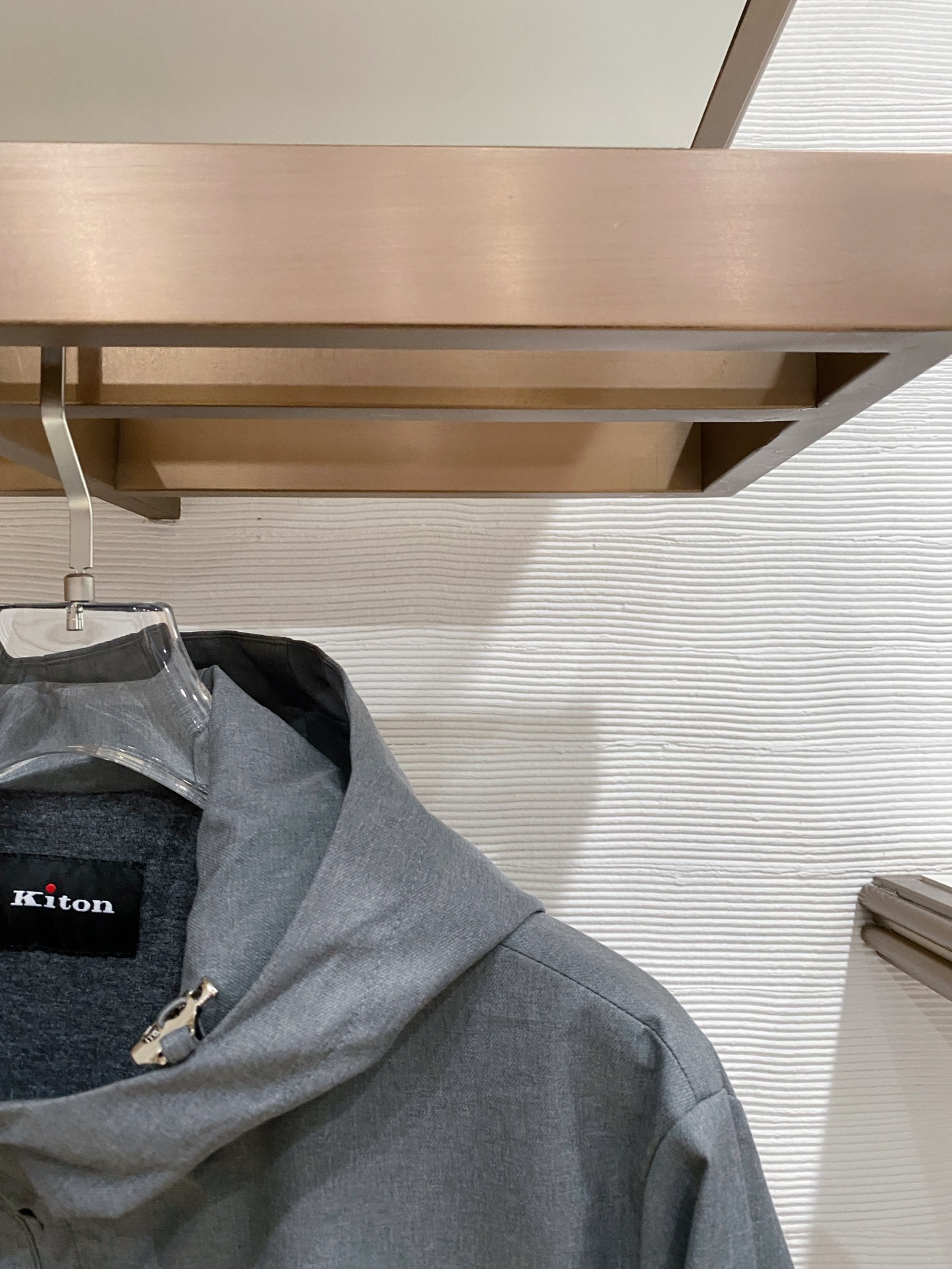 Kiton 2026春季新款拉链连帽夹克外套，时尚与实用兼备！这款拉链连帽一定要瞧瞧！它整体版型简约又不