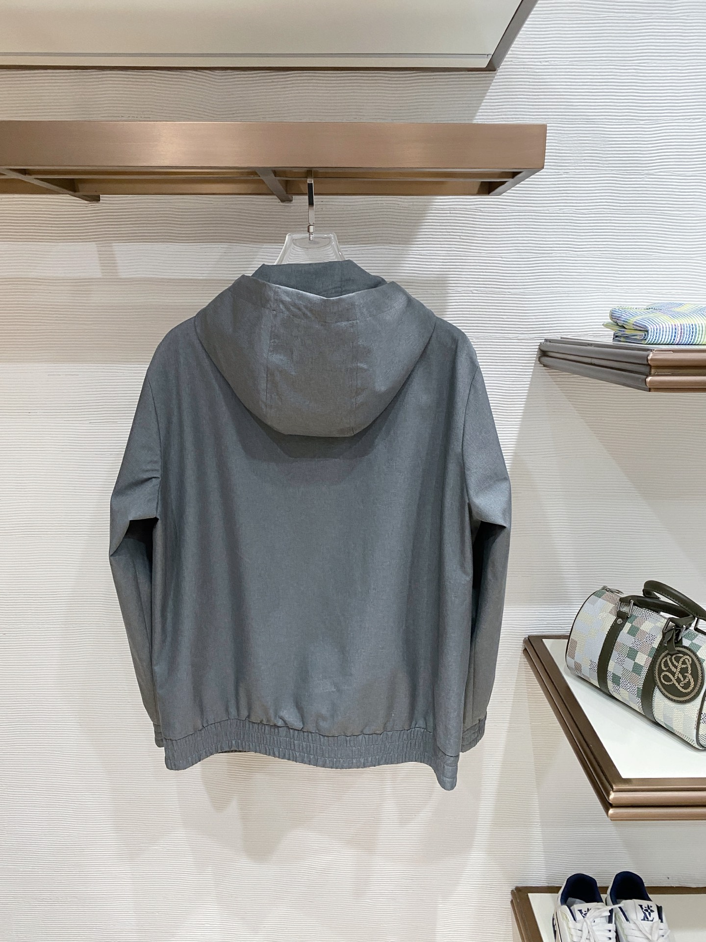 Kiton 2026春季新款拉链连帽夹克外套，时尚与实用兼备！这款拉链连帽一定要瞧瞧！它整体版型简约又不