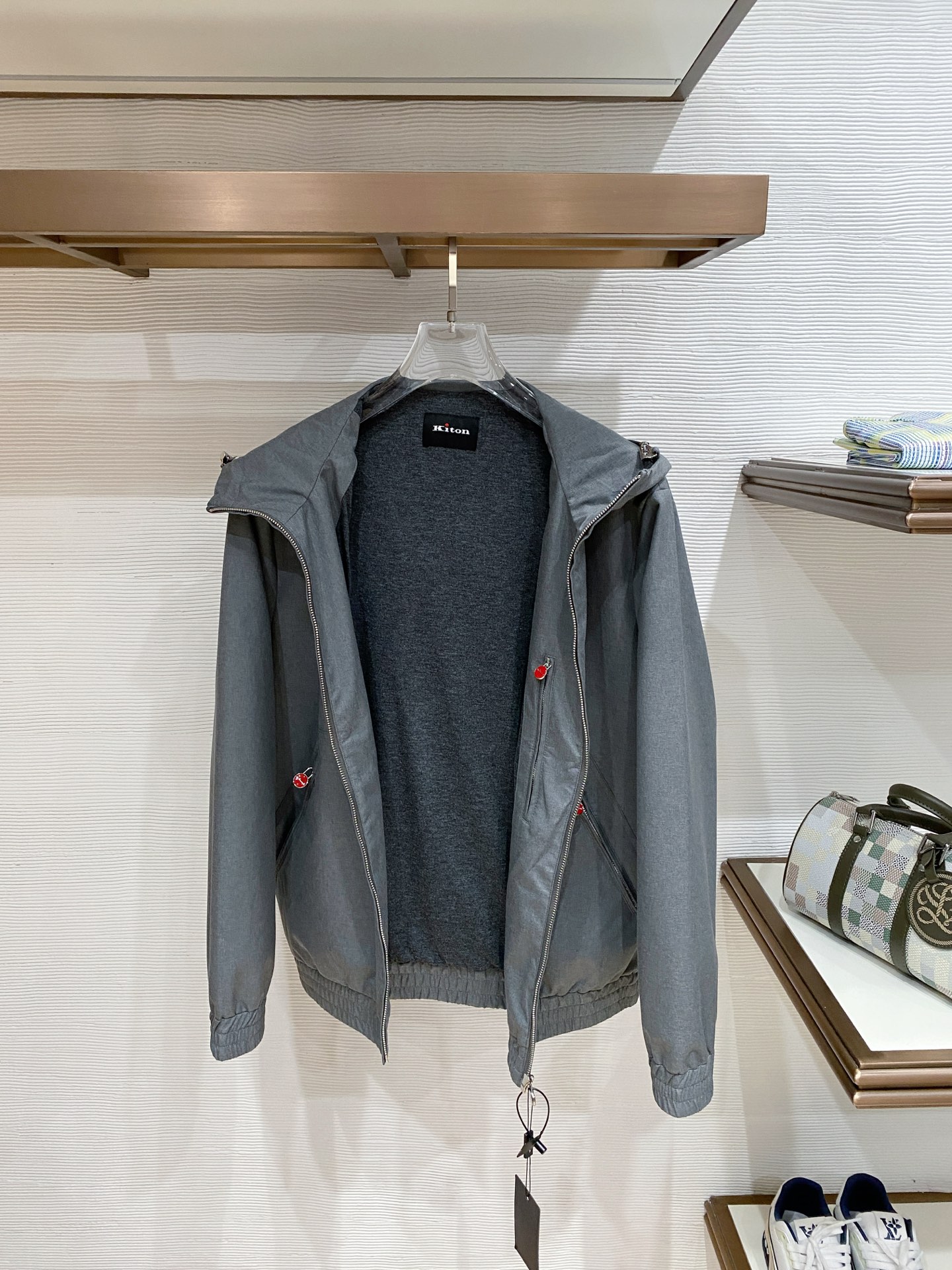Kiton 2026春季新款拉链连帽夹克外套，时尚与实用兼备！这款拉链连帽一定要瞧瞧！它整体版型简约又不