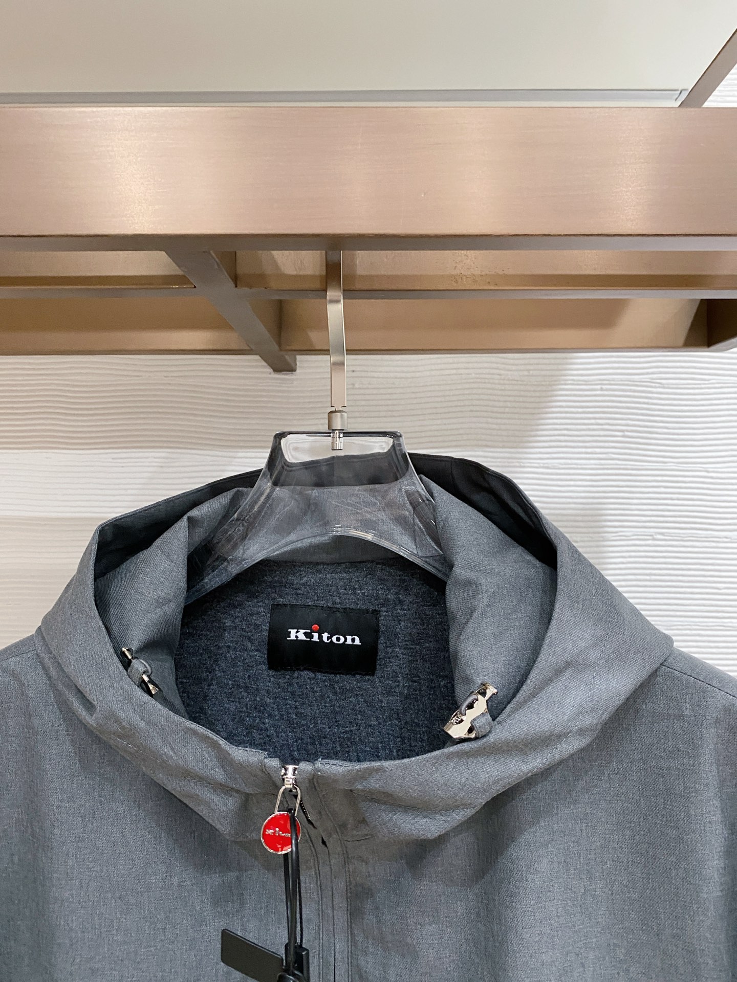 Kiton 2026春季新款拉链连帽夹克外套，时尚与实用兼备！这款拉链连帽一定要瞧瞧！它整体版型简约又不