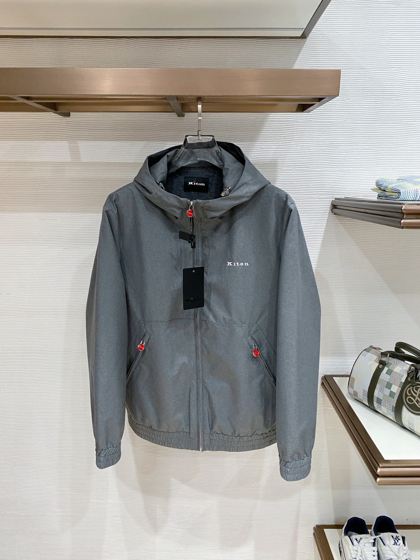 Kiton 2026春季新款拉链连帽夹克外套，时尚与实用兼备！这款拉链连帽一定要瞧瞧！它整体版型简约又不