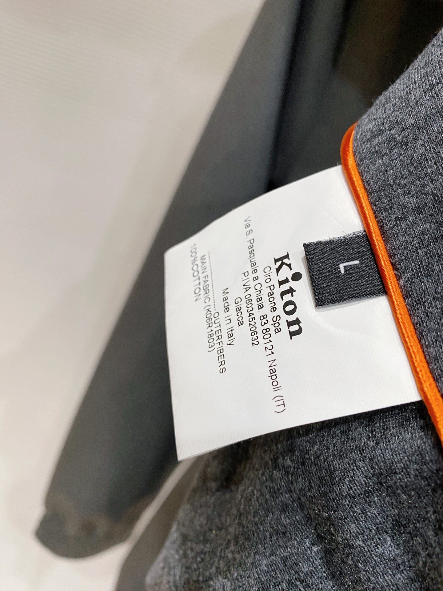 Kiton 2026春季新款拉链连帽夹克外套，时尚与实用兼备！这款拉链连帽一定要瞧瞧！它整体版型简约又不