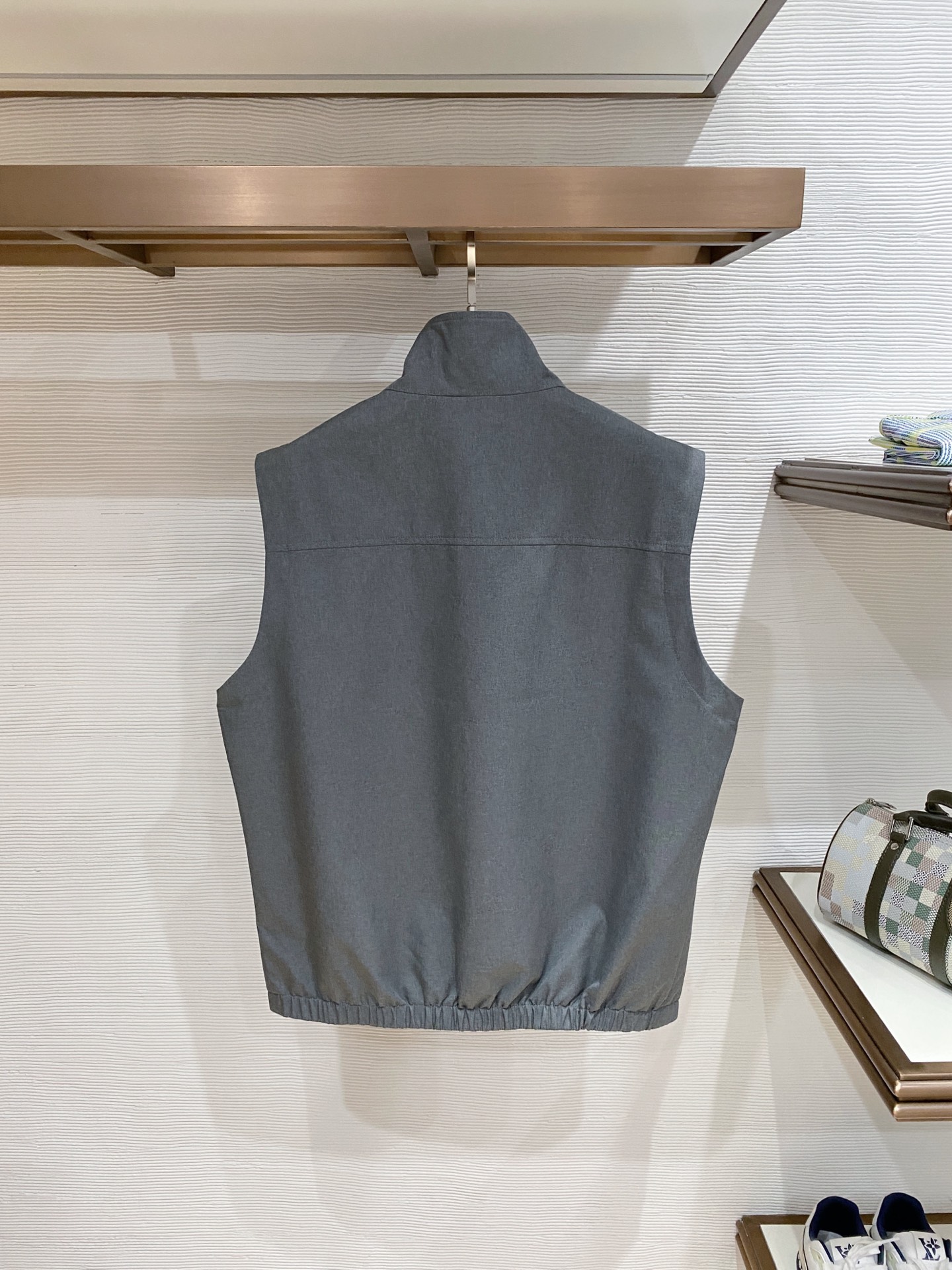 BC 2026SS新款双面穿马甲 ，时尚与功能的完美结合。这款采用高品质面料，一面为经典纯色设计，简约大