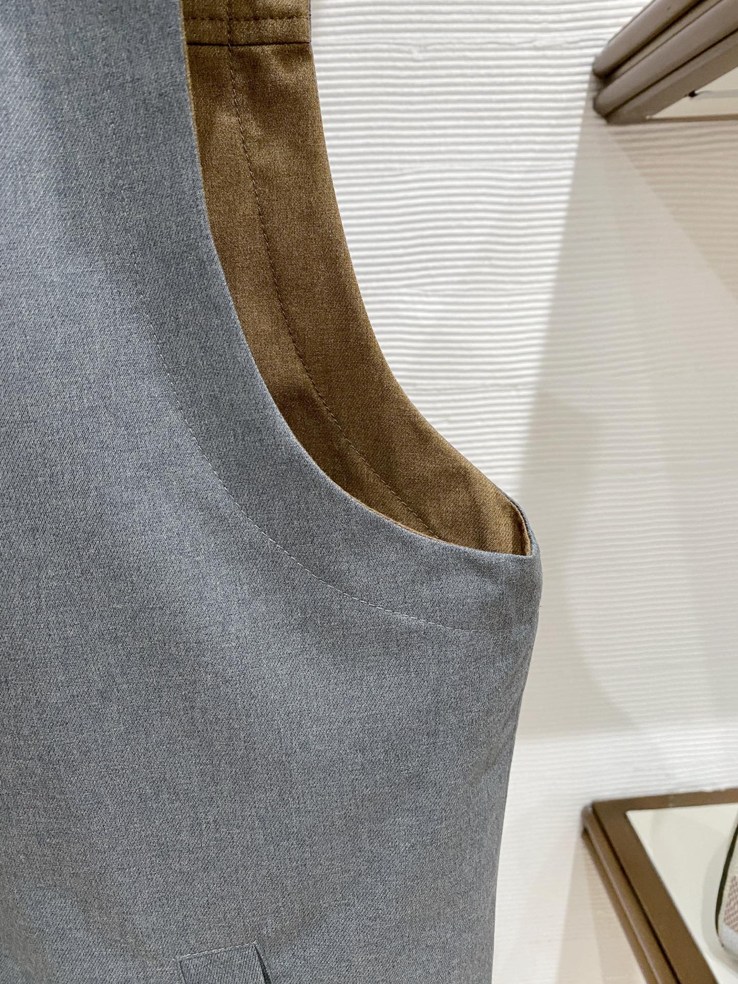 BC 2026SS新款双面穿马甲 ，时尚与功能的完美结合。这款采用高品质面料，一面为经典纯色设计，简约大