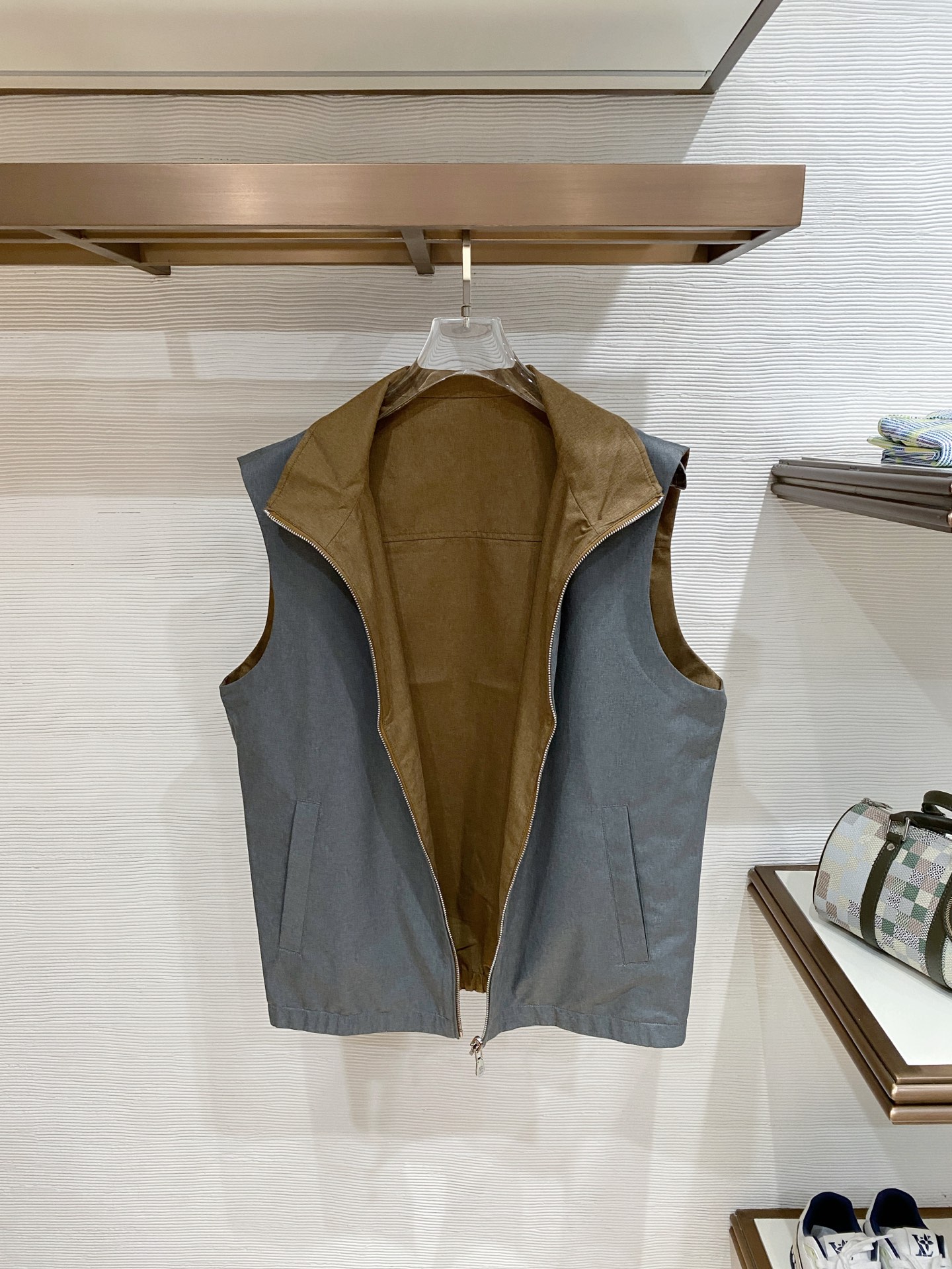 BC 2026SS新款双面穿马甲 ，时尚与功能的完美结合。这款采用高品质面料，一面为经典纯色设计，简约大