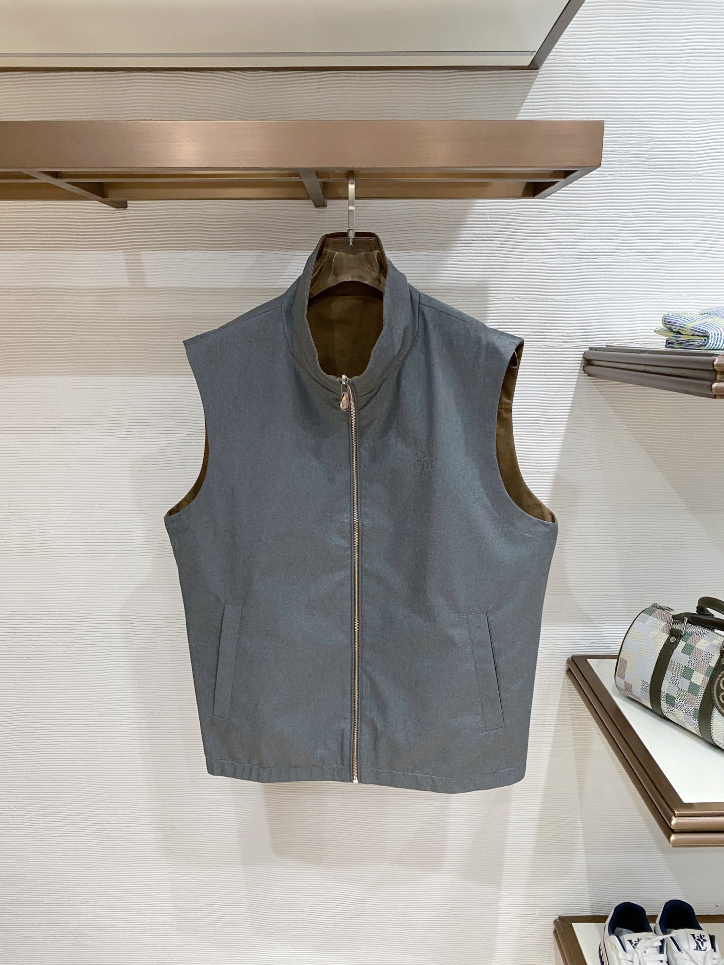 BC 2026SS新款双面穿马甲 ，时尚与功能的完美结合。这款采用高品质面料，一面为经典纯色设计，简约大