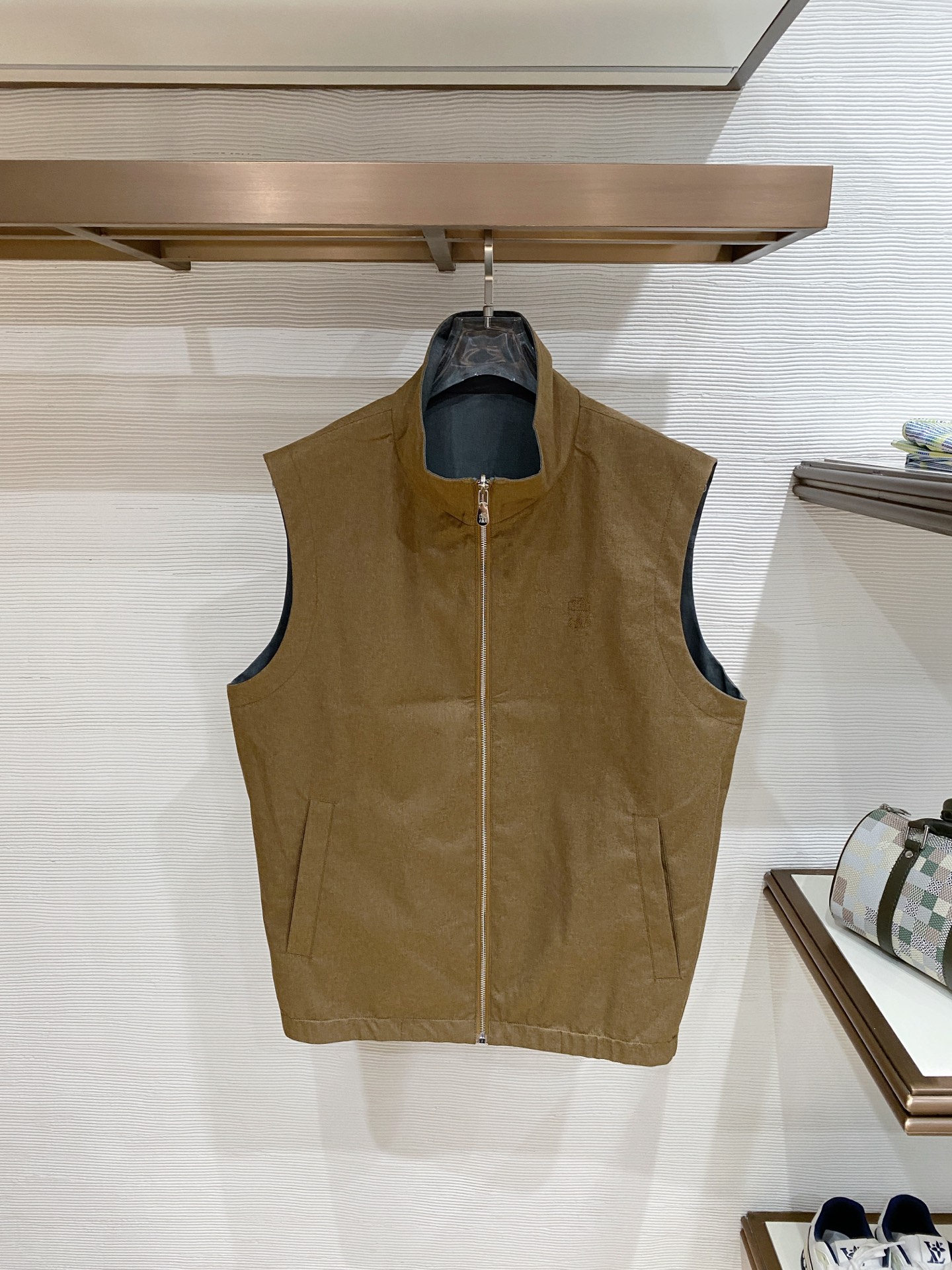 BC 2026SS新款双面穿马甲 ，时尚与功能的完美结合。这款采用高品质面料，一面为经典纯色设计，简约大