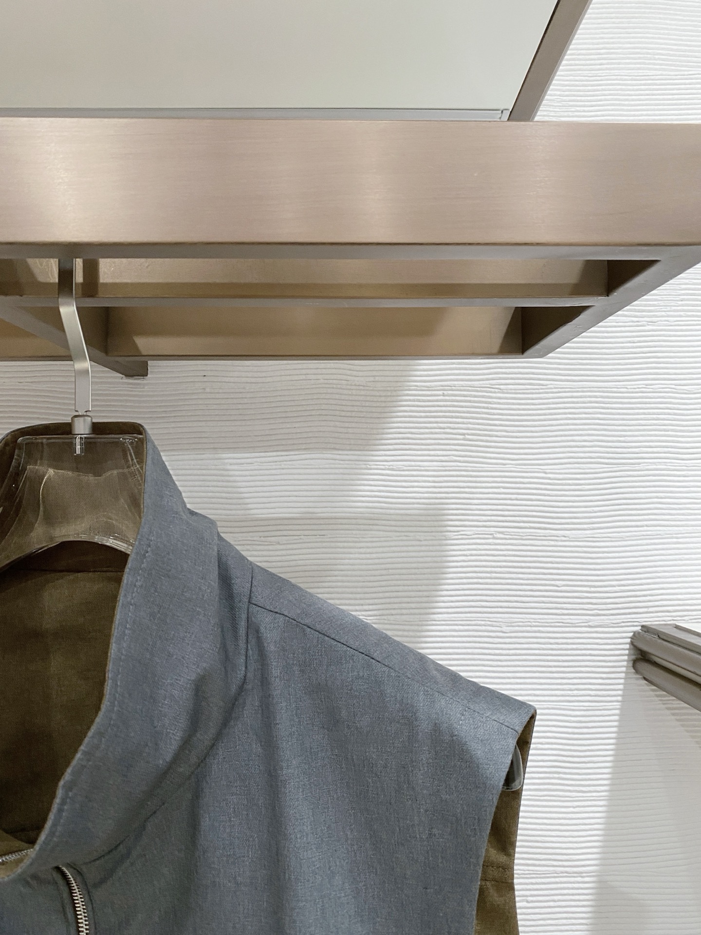 BC 2026SS新款双面穿马甲 ，时尚与功能的完美结合。这款采用高品质面料，一面为经典纯色设计，简约大