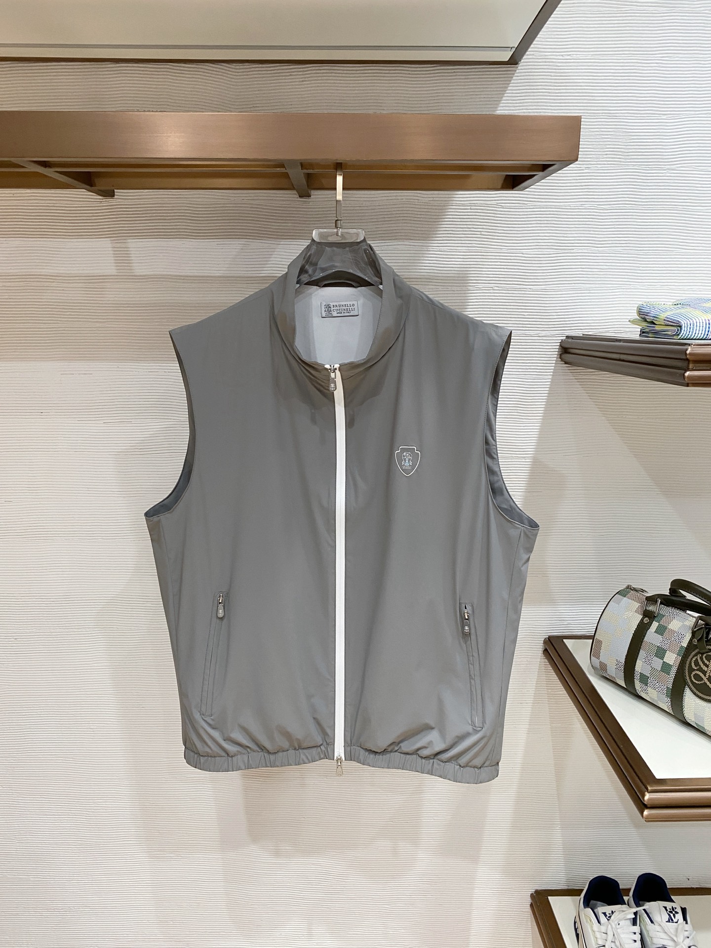 NO:758134,BC vest 2026ss spring new jacket full high-end version!  Haute couture counter fabric accessories, high breathability and comfort, impeccable details, exquisite workmanship and complex craftsmanship, casual tailoring, awesome upper body shape, color black gray, code number 48-56,,jackets & coats,jackets & coats,19860909BC 马甲 2026ss春季新款夹克外套 全高端版本！高定专柜面料辅料,透气舒适度高,细节无可挑剔,做工考究工艺复杂,呈现休闲裁剪,上身版型超赞 颜色黑色 灰色 码数48-56,,jackets & coats,jackets & coats,,Men's clothing