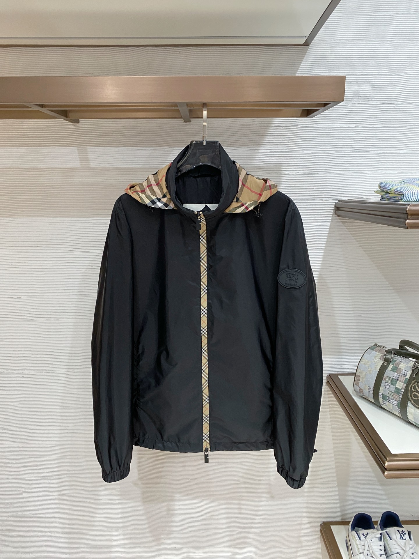 NO:758142,Burberry 2026ss new spring jacket, full high-end version!  Haute couture counter fabric accessories, high breathability and comfort, impeccable details, exquisite workmanship and complex craftsmanship, casual tailoring, awesome upper body shape, color black, size 48-56,,burberry,burberry,jackets & coats,jackets & coats,19860909Burberry 巴宝莉 2026ss春季新款夹克外套 全高端版本！高定专柜面料辅料,透气舒适度高,细节无可挑剔,做工考究工艺复杂,呈现休闲裁剪,上身版型超赞 颜色黑色 码数48-56,,burberry,burberry,jackets & coats,jackets & coats,,Men's clothing