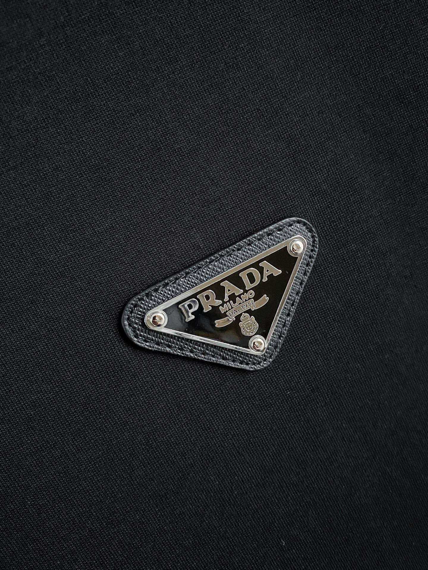 普拉达🌟精品云朵棉面料🌟2026春夏新款首发专柜最新款短袖圆领T恤 高端订制 设计前卫时尚！品牌logo