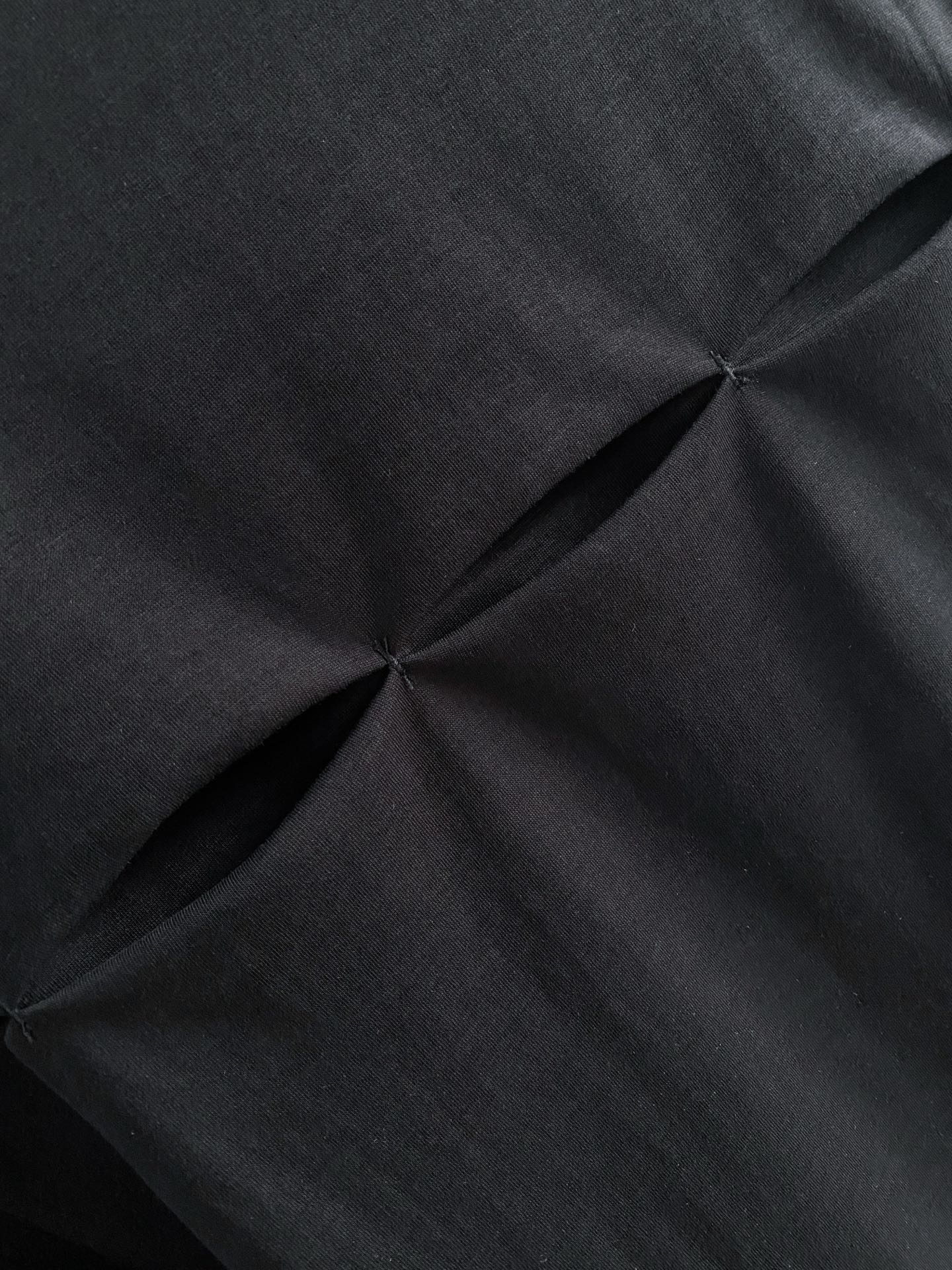 普拉达🌟精品云朵棉面料🌟2026春夏新款首发专柜最新款短袖圆领T恤 高端订制 设计前卫时尚！品牌logo